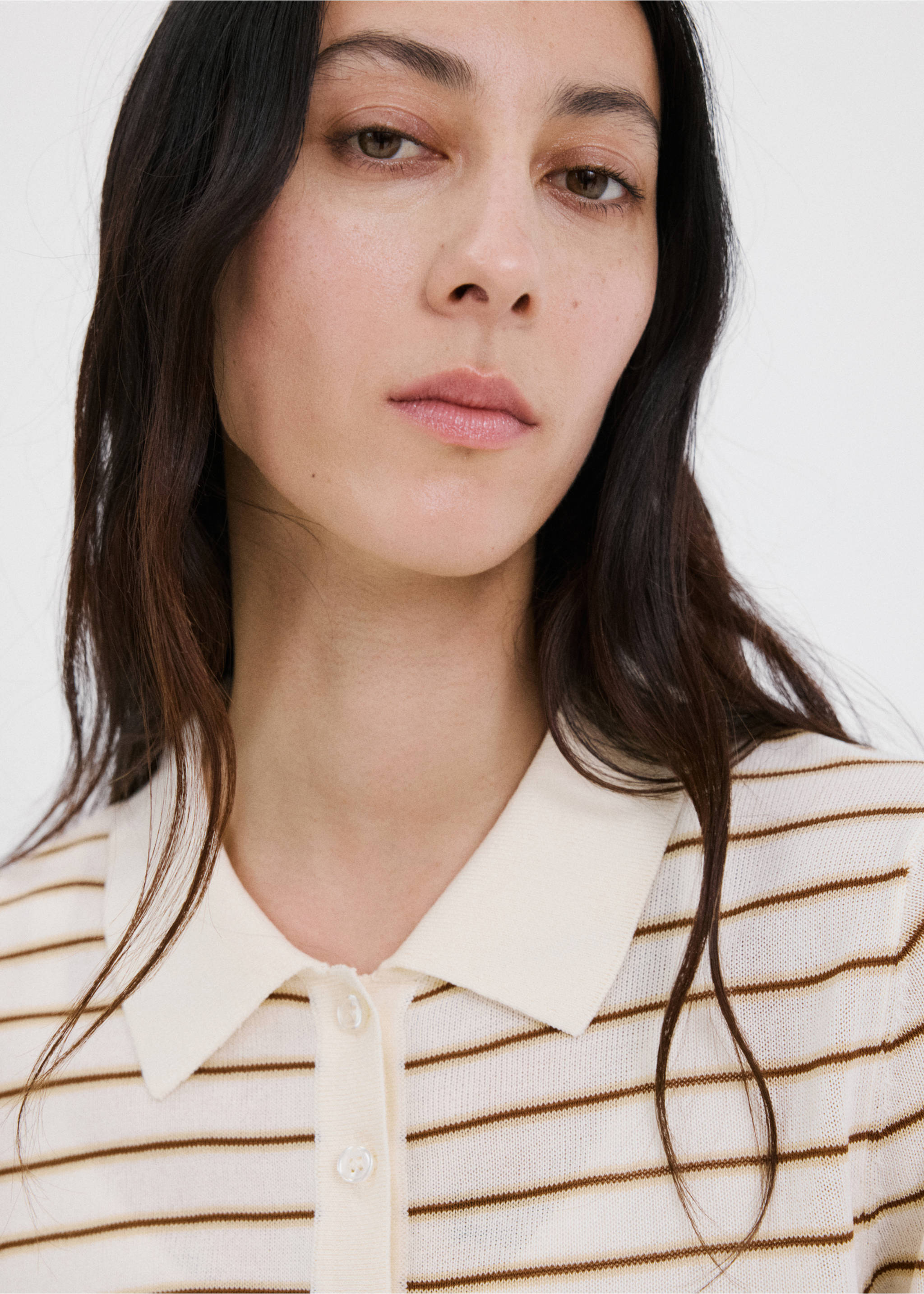 Close-up of a striped polo jersey worn by a model, Ecru. Ref: 27035821-00.
