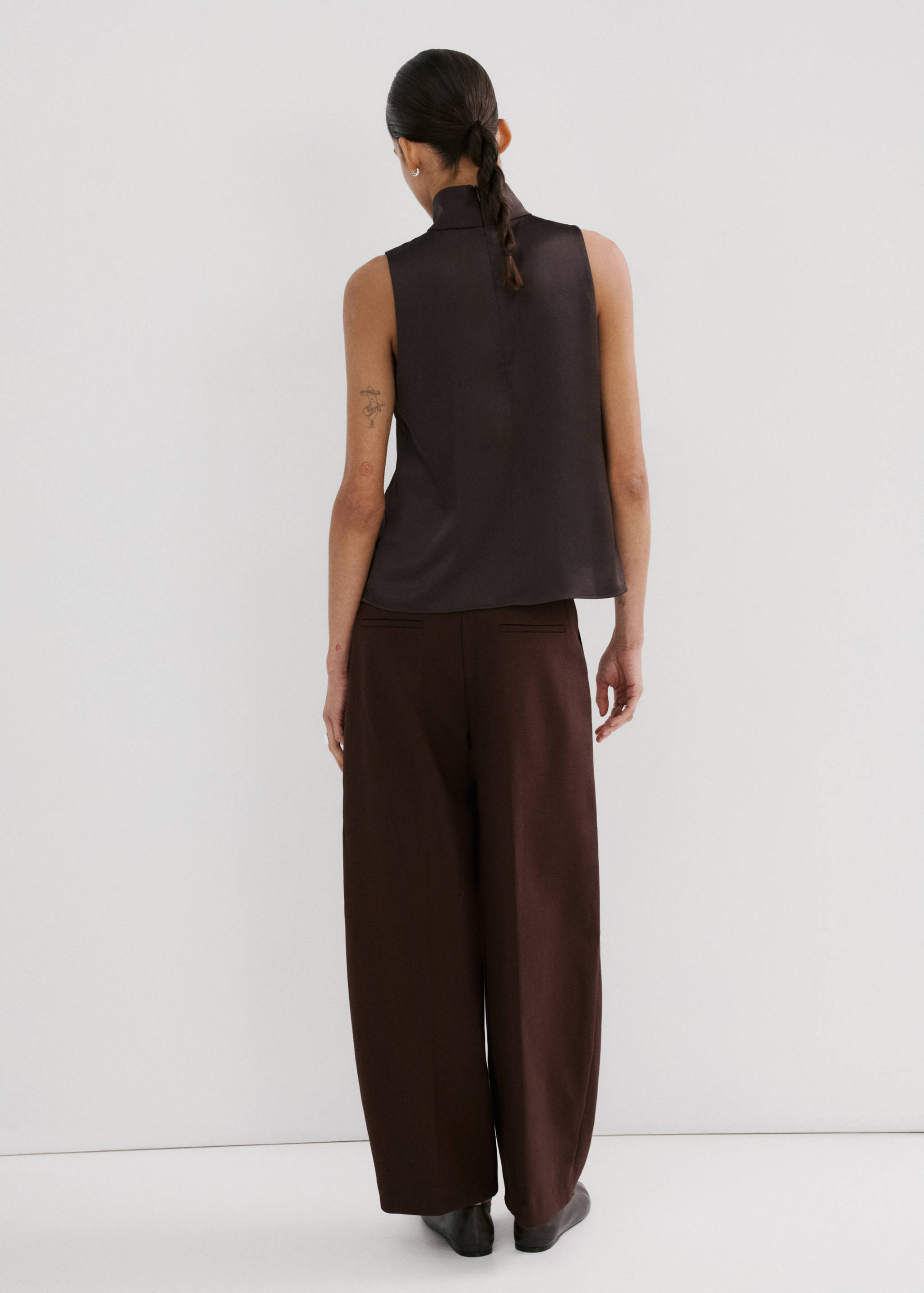 High collar satin blouse - Reverse of the article