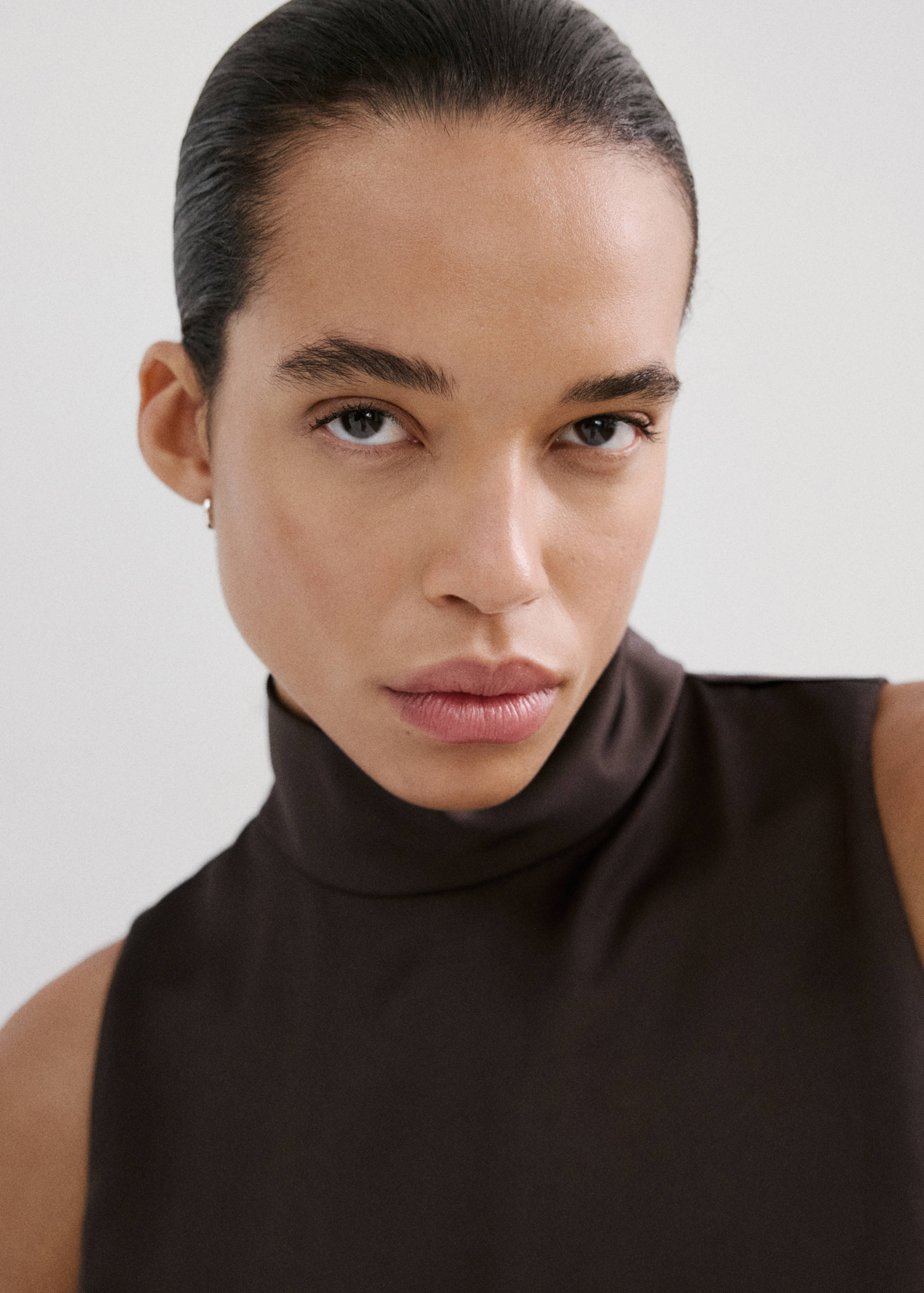 High collar satin blouse - Details of the article 1