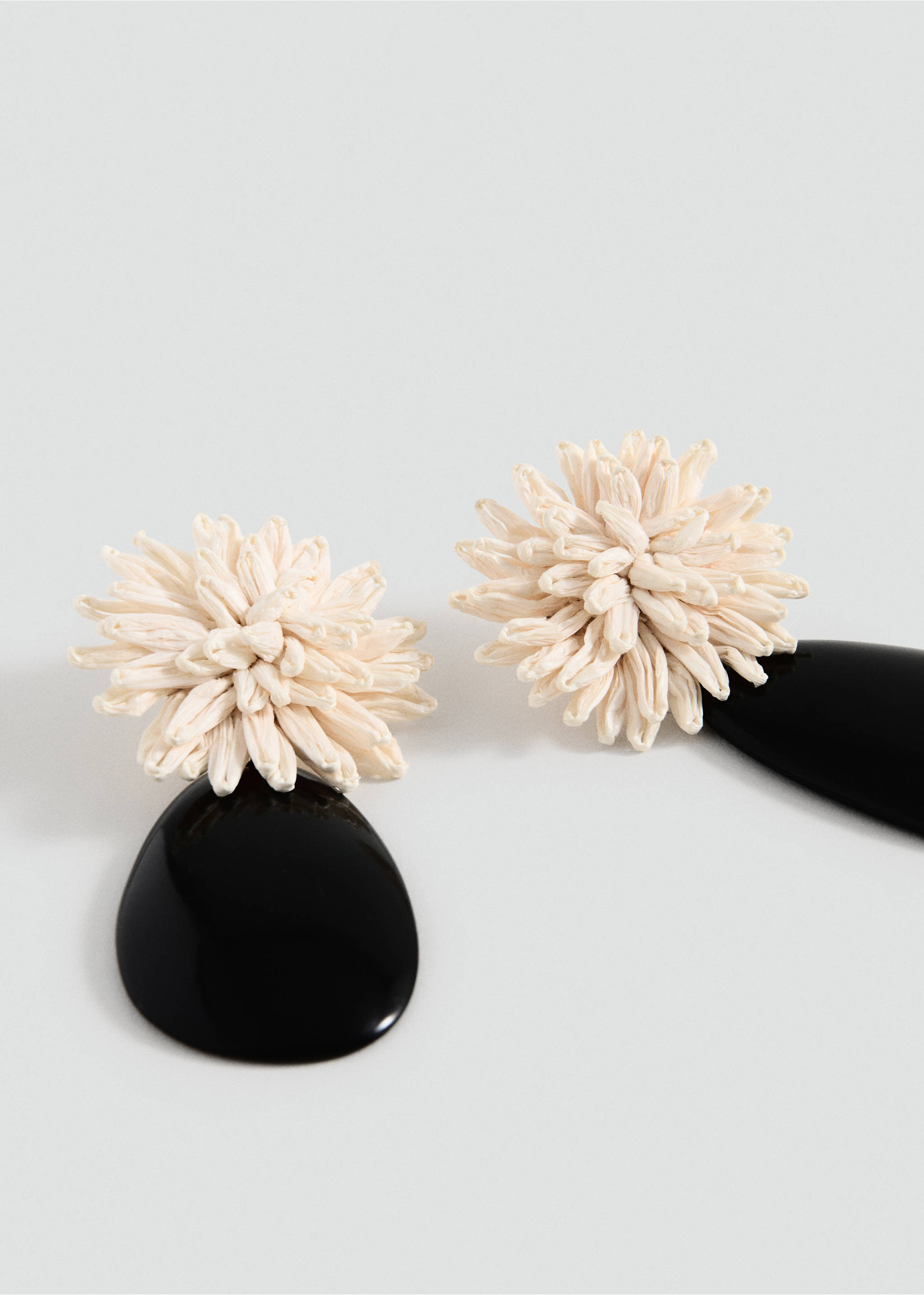 Pendientes de botón en forma de flor de color crema con colgantes en forma de lágrima en negro brillante., Beige. Ref: 27035967-00.