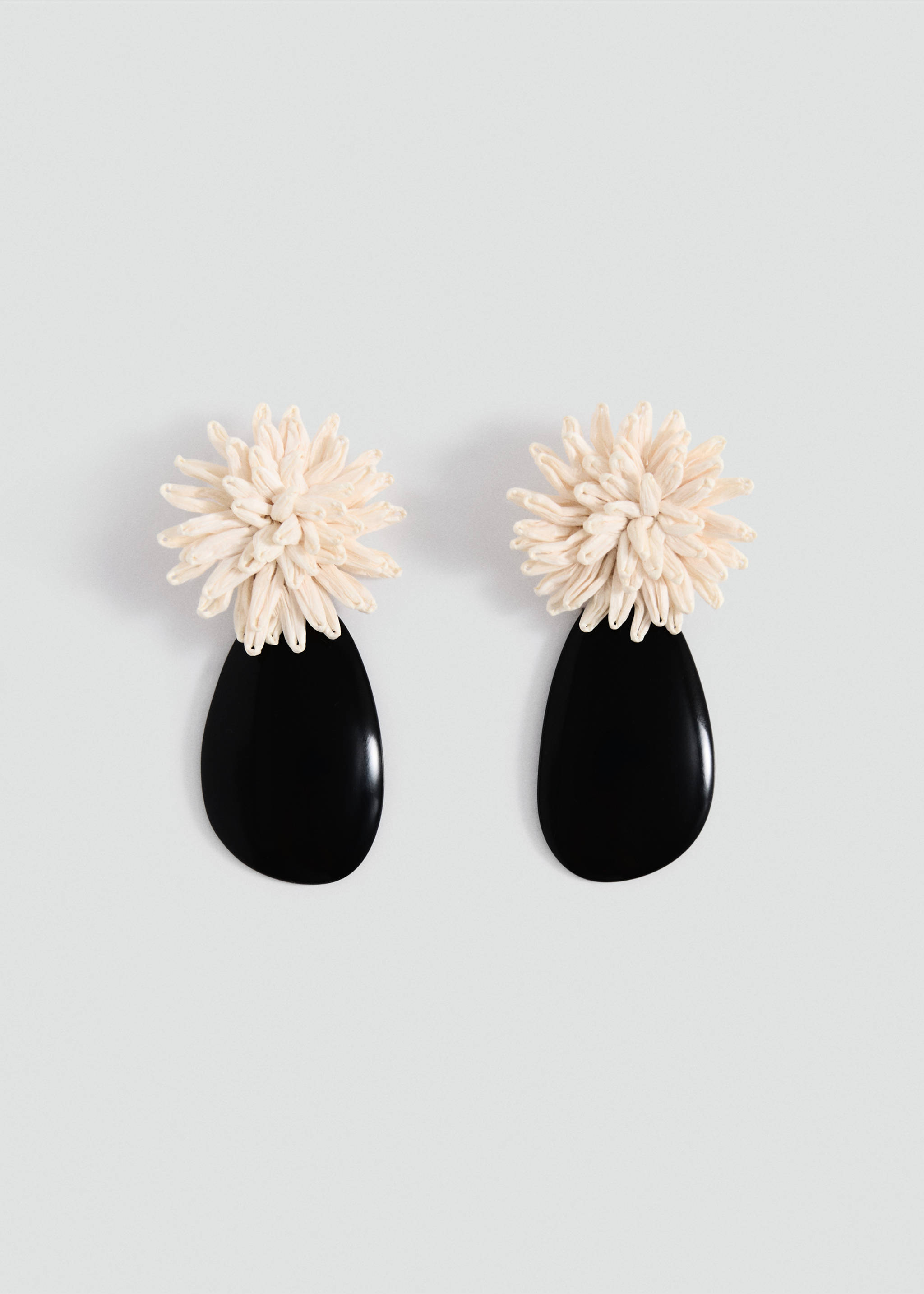 Pendientes de botón de flor de tela en blanco roto con colgantes de lágrima en negro brillo., Beige. Ref: 27035967-00.