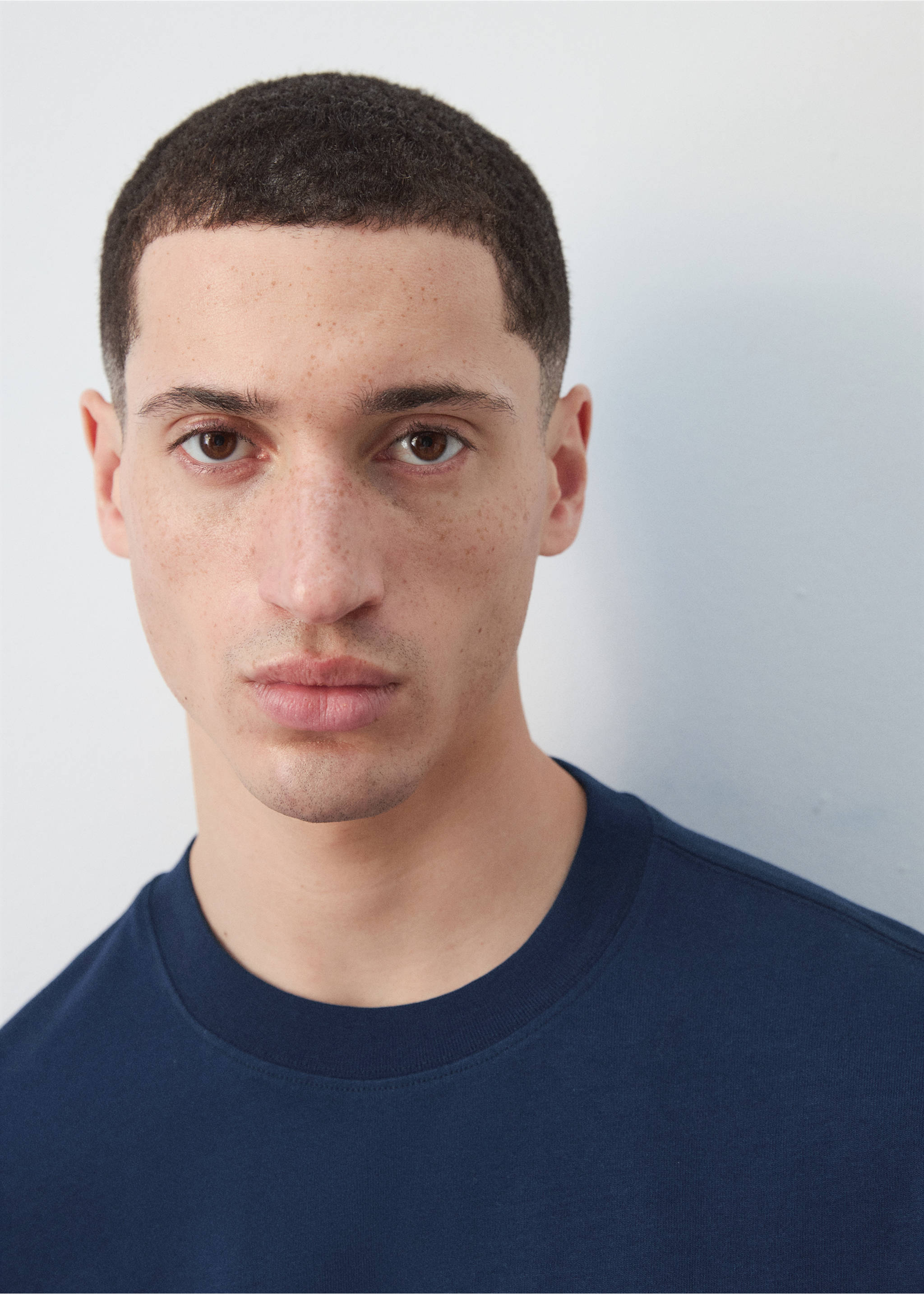Close-up of a dark blue t-shirt with a ribbed crew neck., Ink Blue. Ref: 27035991-00.