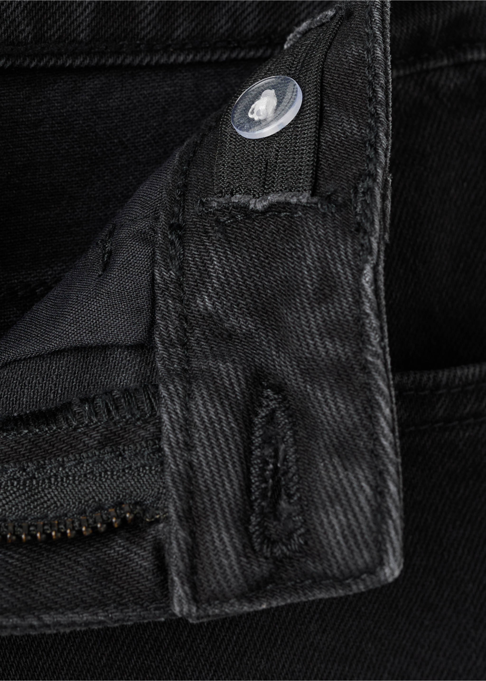 Jean droit à revers - Détail de l'article 8, Black denim. Ref: 27041239-00.