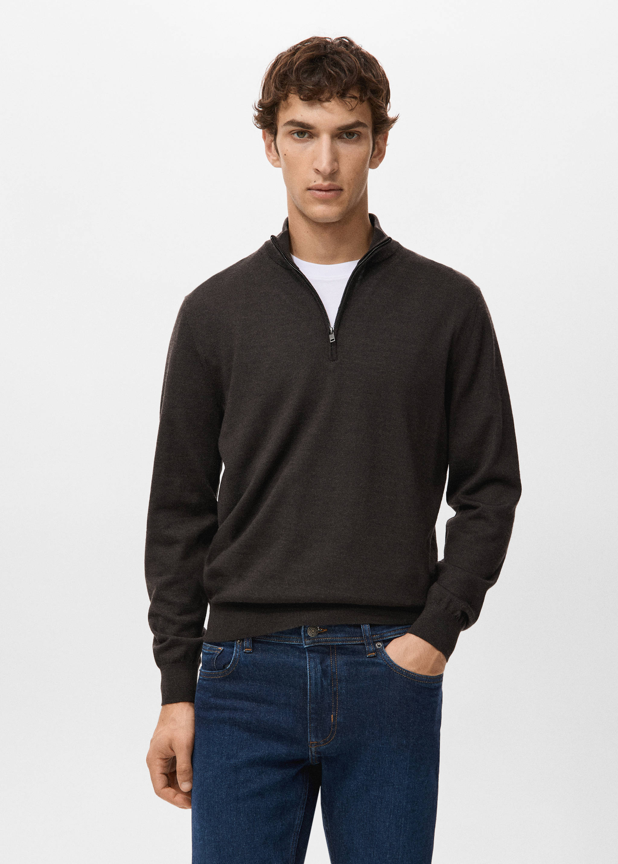 Dark brown quarter-zip knitted jersey with long sleeves.