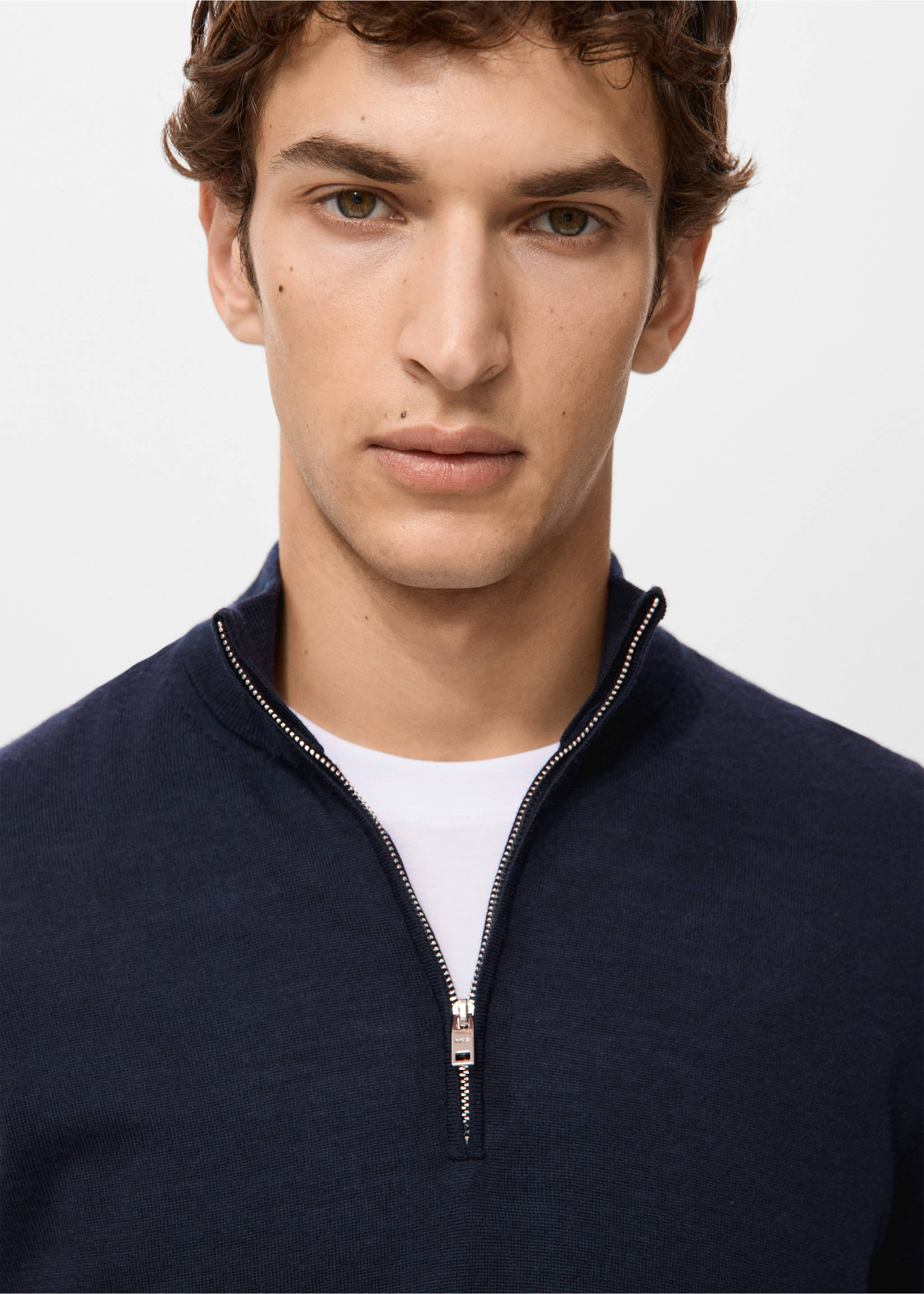 Navy blue half-zip knit jersey with a high collar and a white t-shirt underneath., Navy. Ref: 27041285-00.