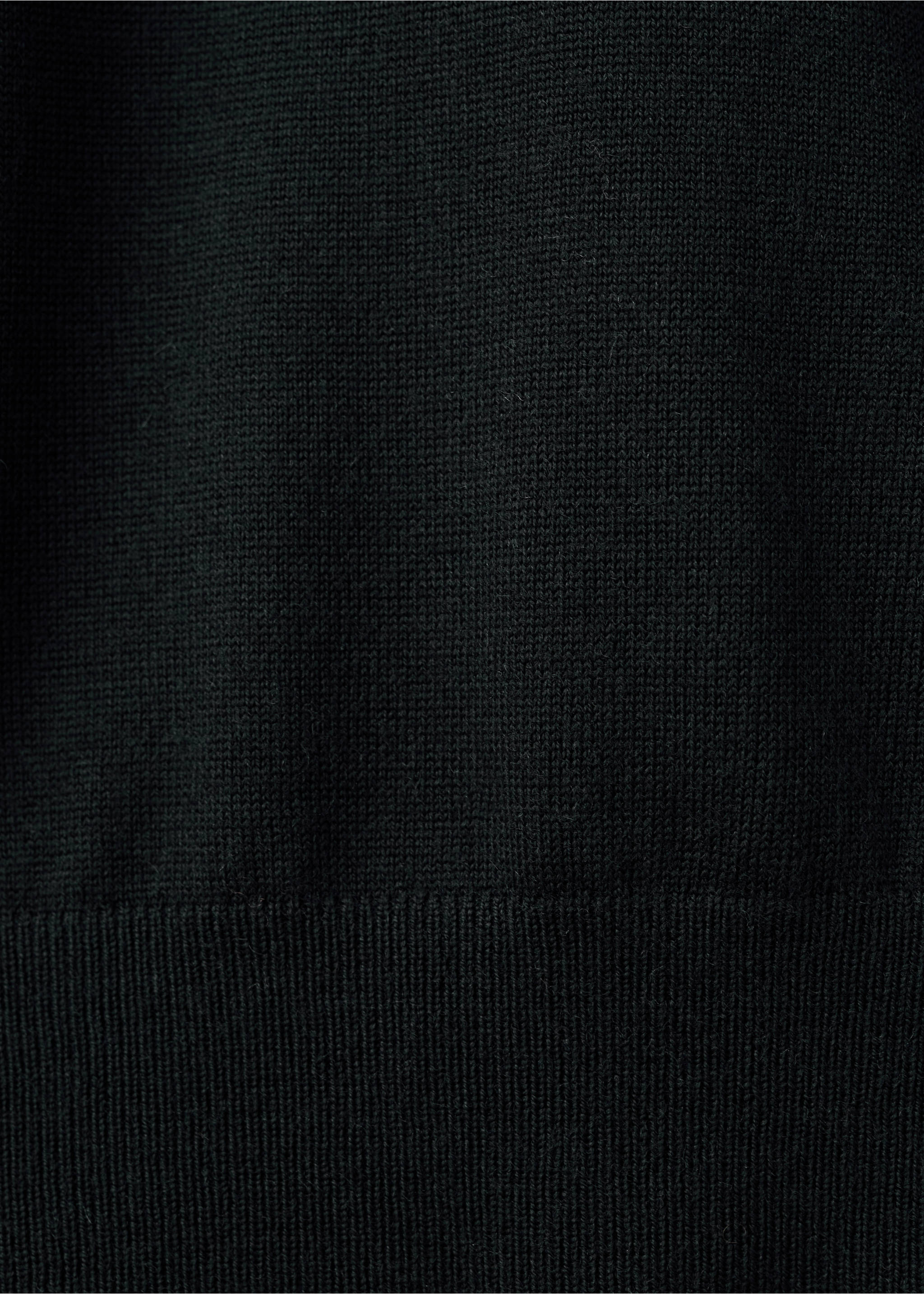 Close-up of the black knit fabric and ribbed hem on a men's jersey., Black. Ref: 27041285-00.