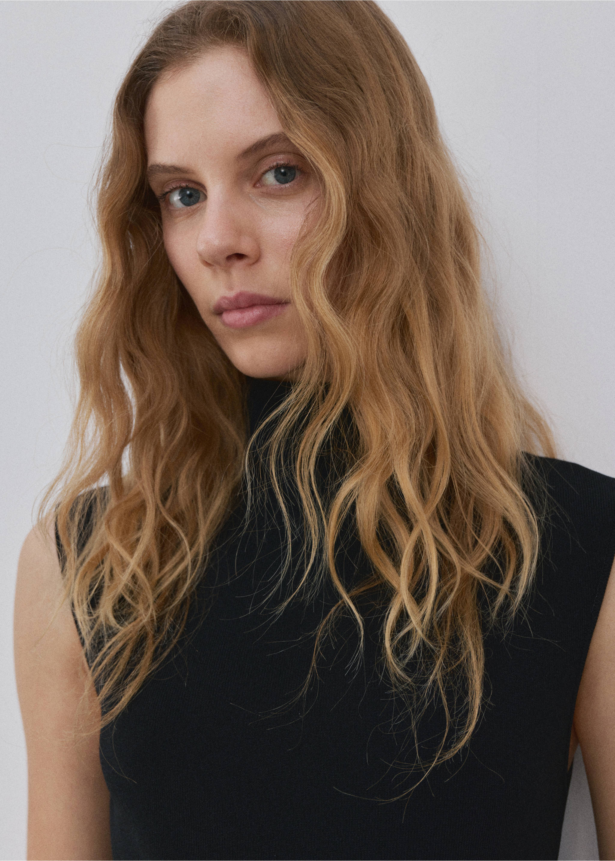 Contrast-bodice long jumpsuit - Details of the article 1, Black. Ref: 27044086-00.