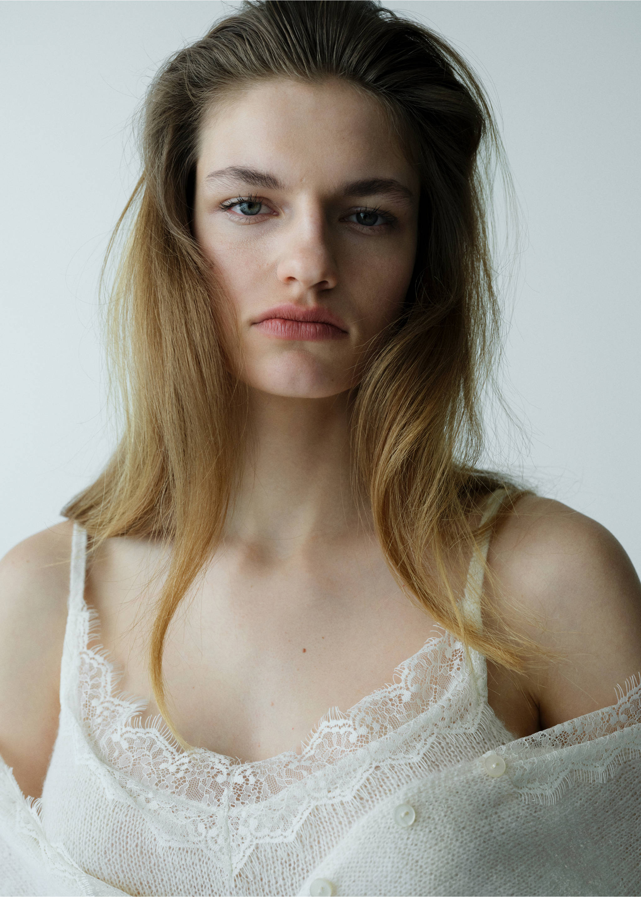 Close-up of a model wearing a white lace-trimmed top., Ecru. Ref: 27044097-00.