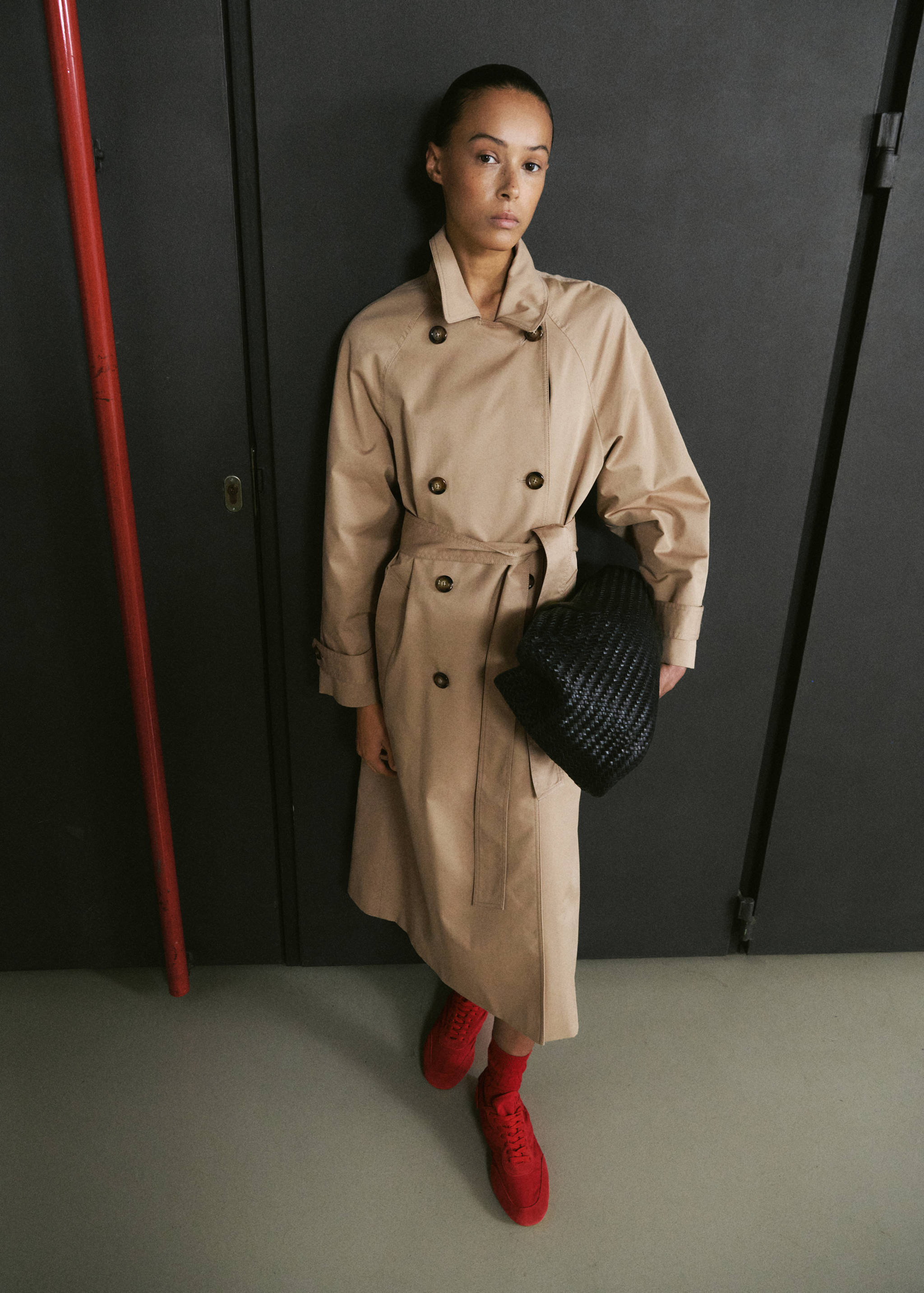 Long double-breasted trench coat - General plane