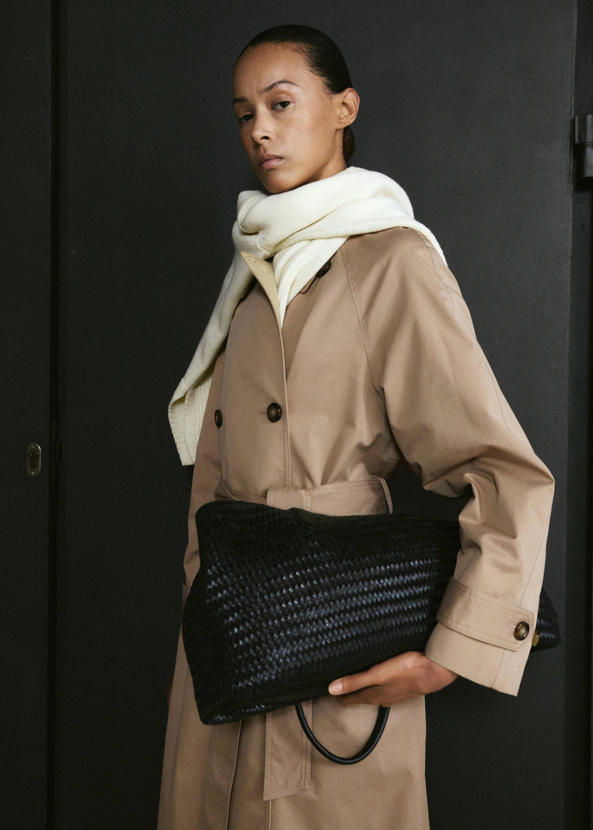 Long double-breasted trench coat - Details of the article 1