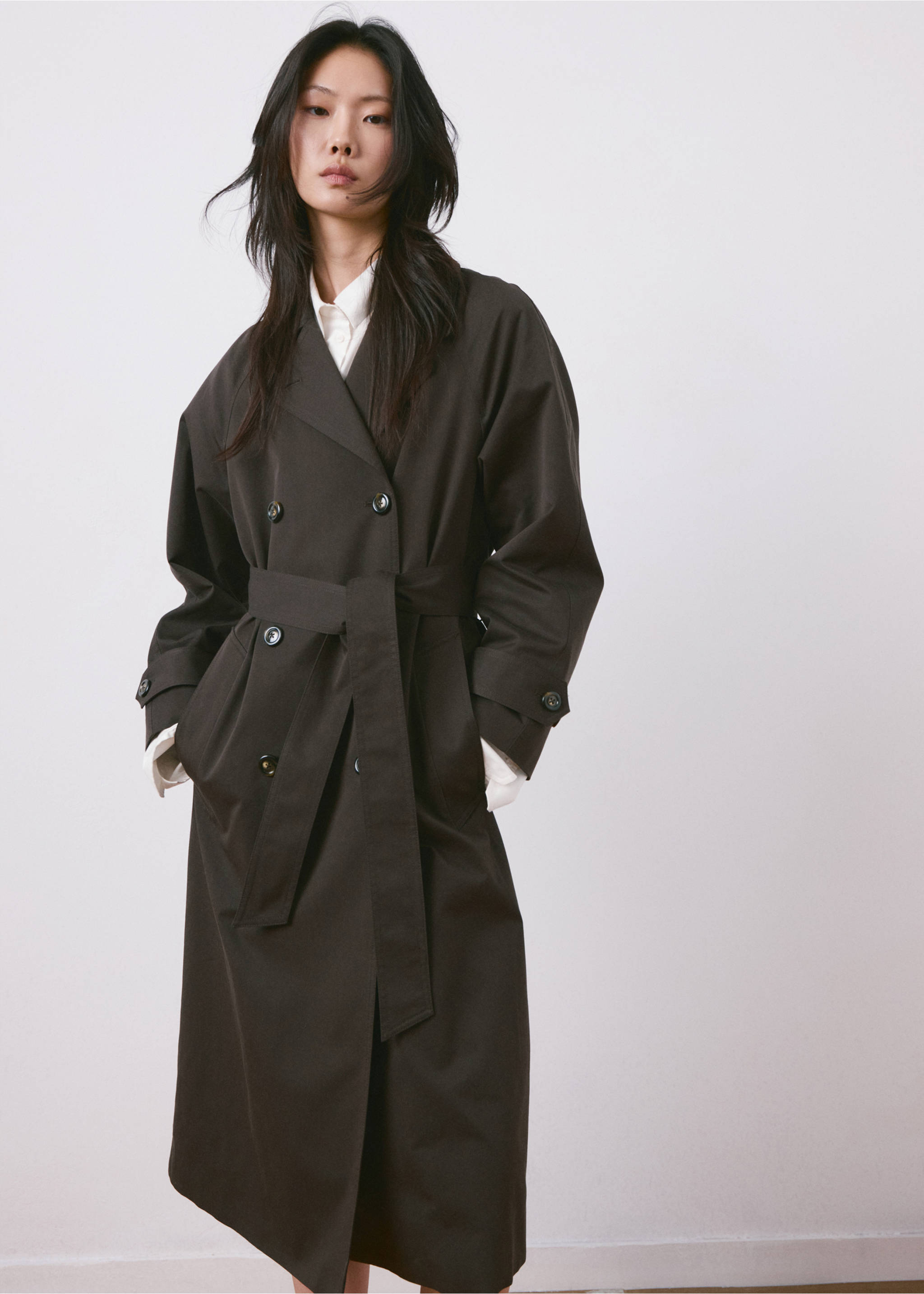 Trench largo doble botonadura - Plano medio, Chocolate. Ref: 27044774-00.