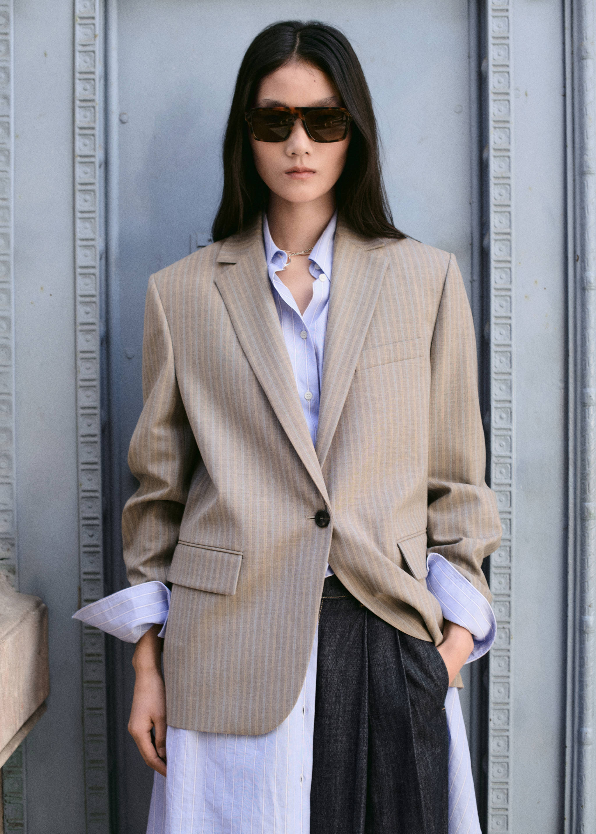 Wide leg denim trousers with belt loops - Details of the article 1