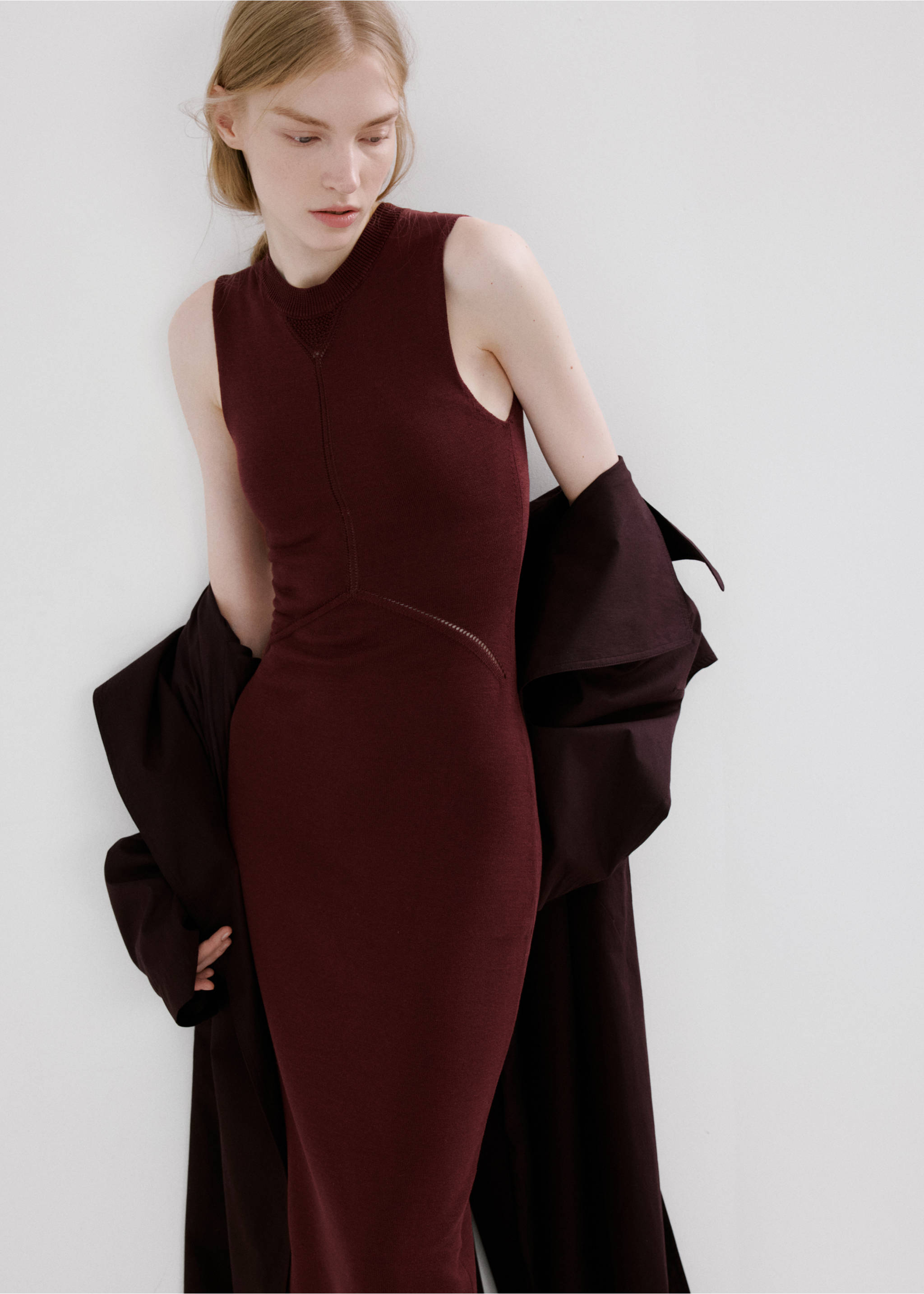 Burgundy sleeveless fitted knit midi dress with ribbed crew neck., Wine. Ref: 27045824-00.