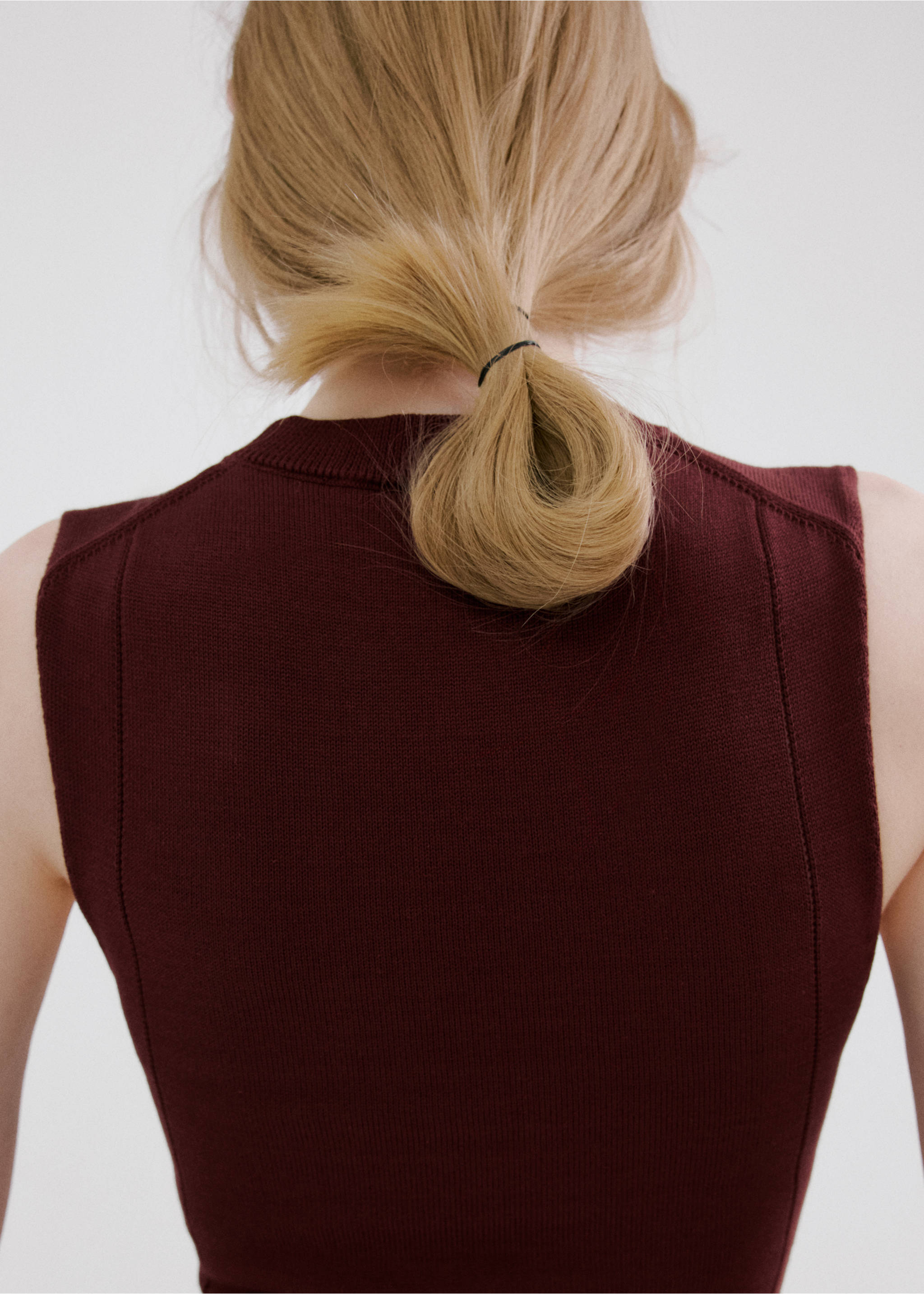 Burgundy sleeveless knit dress, back view, Wine. Ref: 27045824-00.