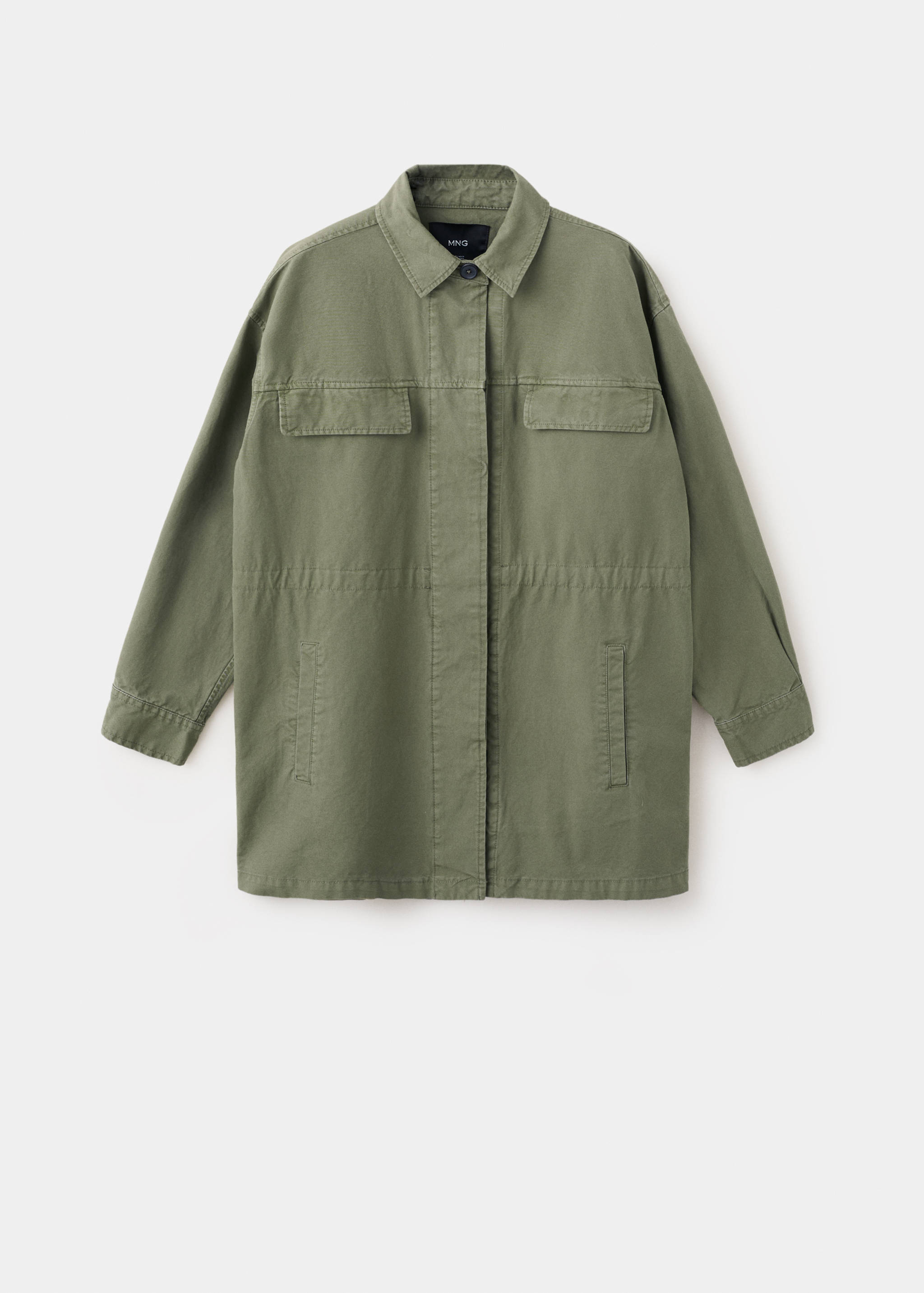 Parka verde oliva con cuello camisero, bolsillos de parche con solapa en el pecho y cintura ajustable con cordón.