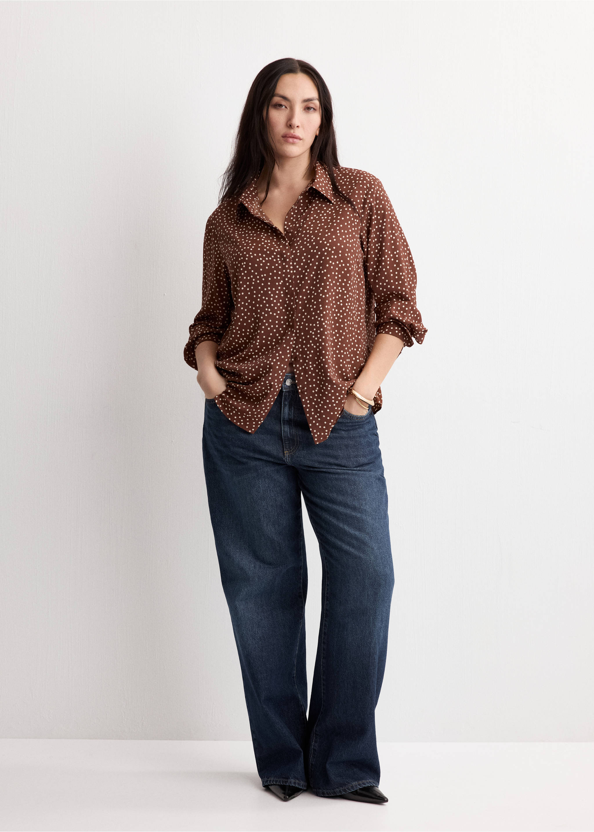 Brown polka-dot shirt with long sleeves and a classic collar, worn with dark blue denim trousers, Tobacco Brown. Ref: 27051236-00.