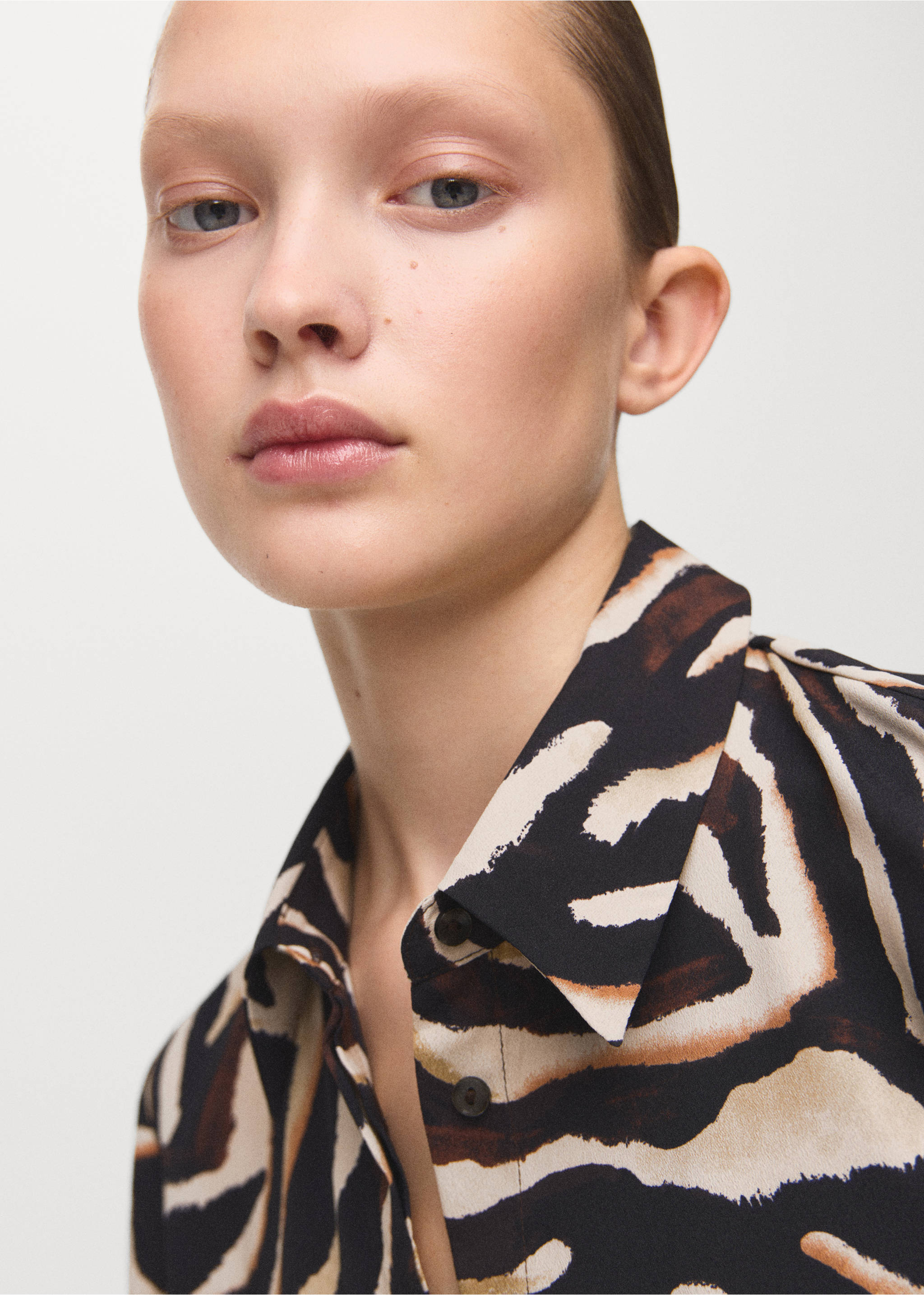 Printed straight shirt - Details of the article 1, Black. Ref: 27051236-00.