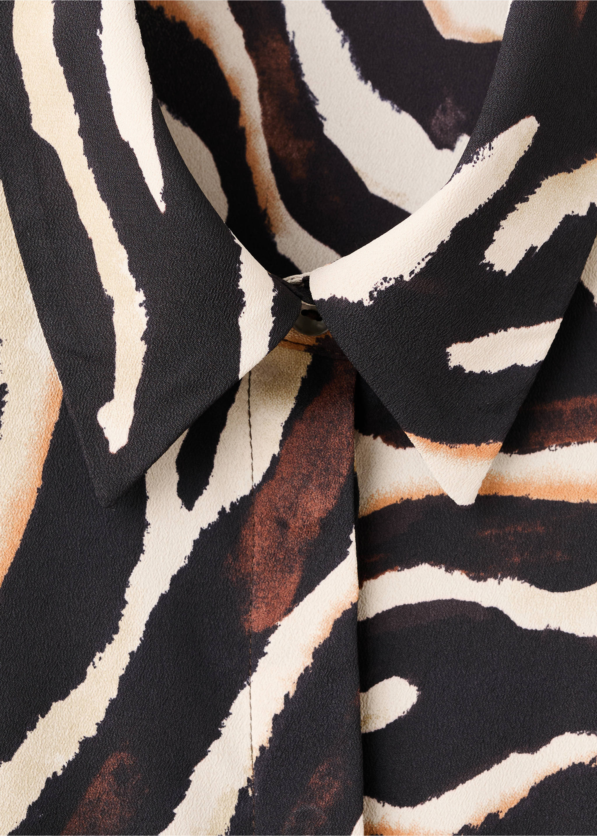 Printed straight shirt - Details of the article 8, Black. Ref: 27051236-00.