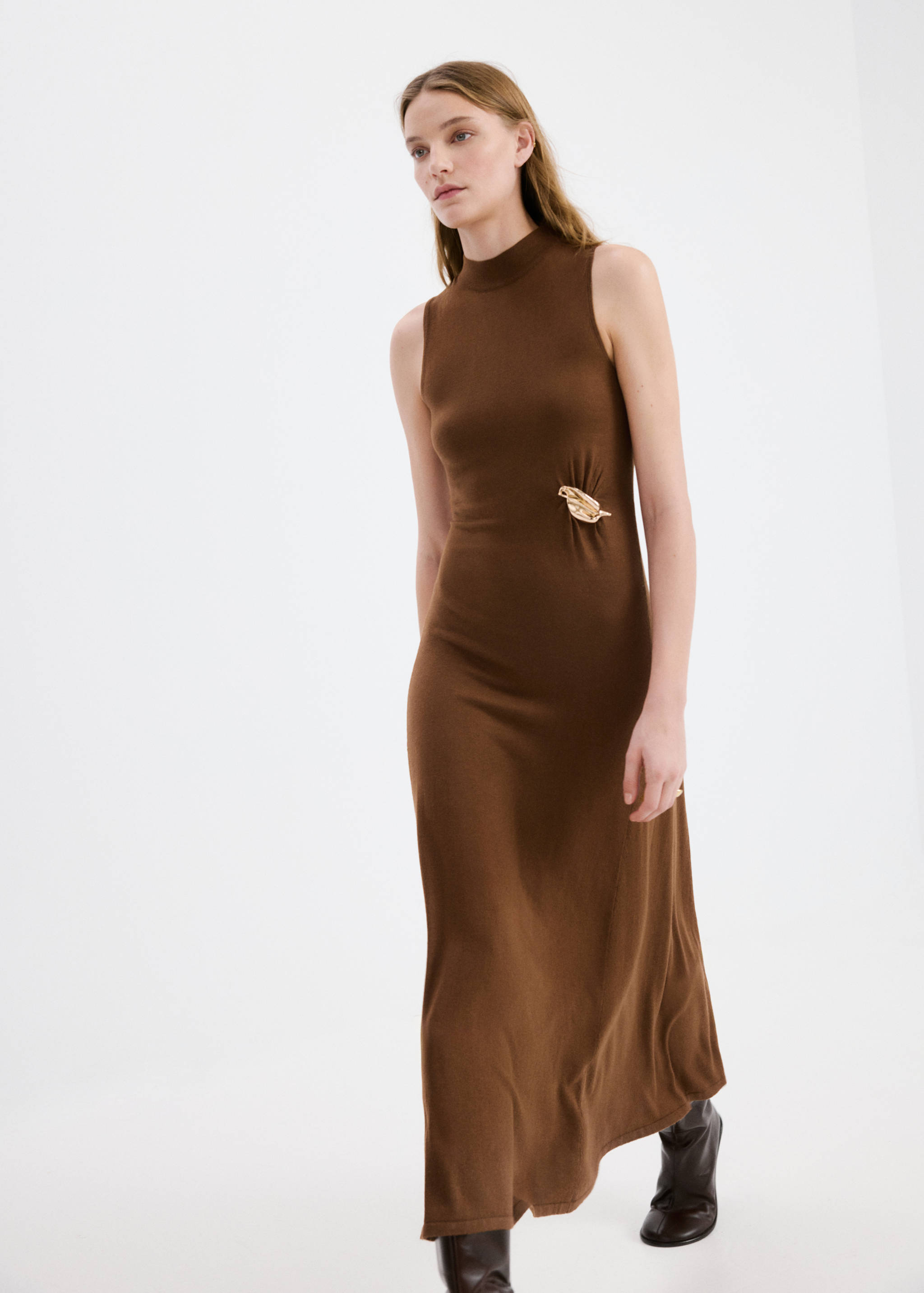 Strickkleid mit Stehkragen und Brosche - Mittlere Ansicht