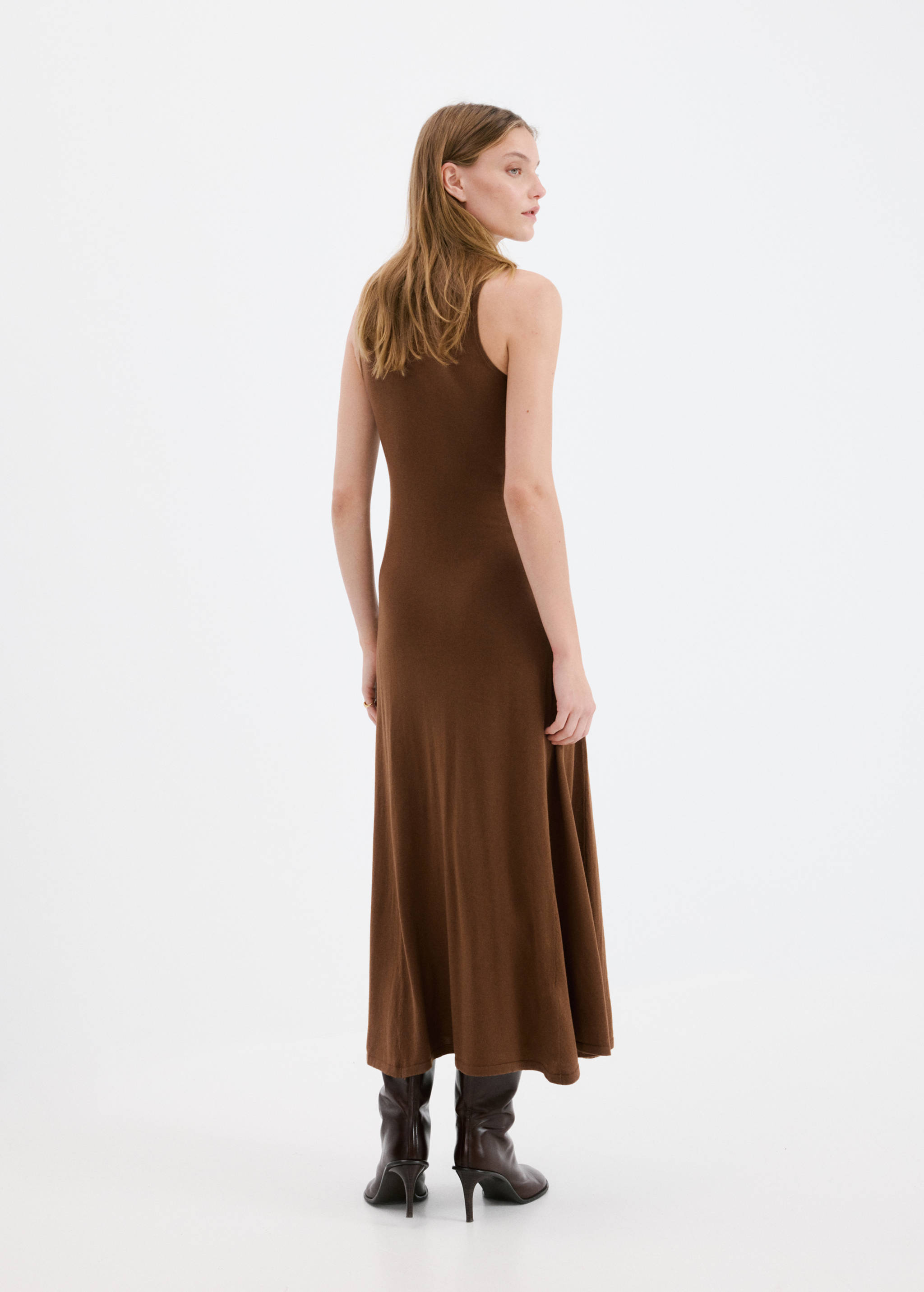 Strickkleid mit Stehkragen und Brosche - Rückseite des Artikels