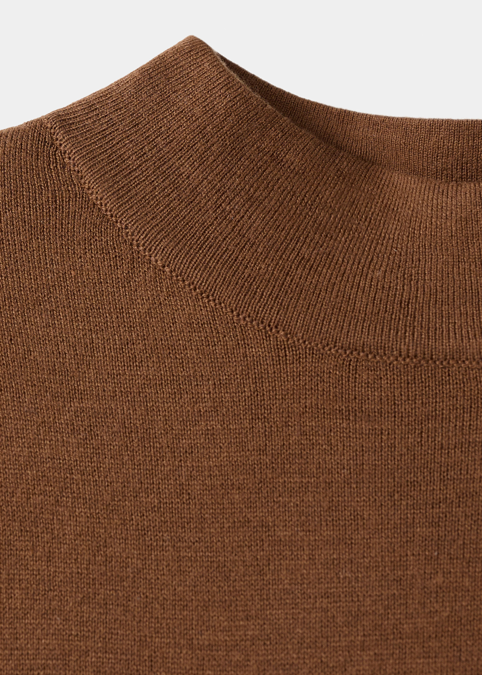 Strickkleid mit Stehkragen und Brosche - Detail des Artikels 8