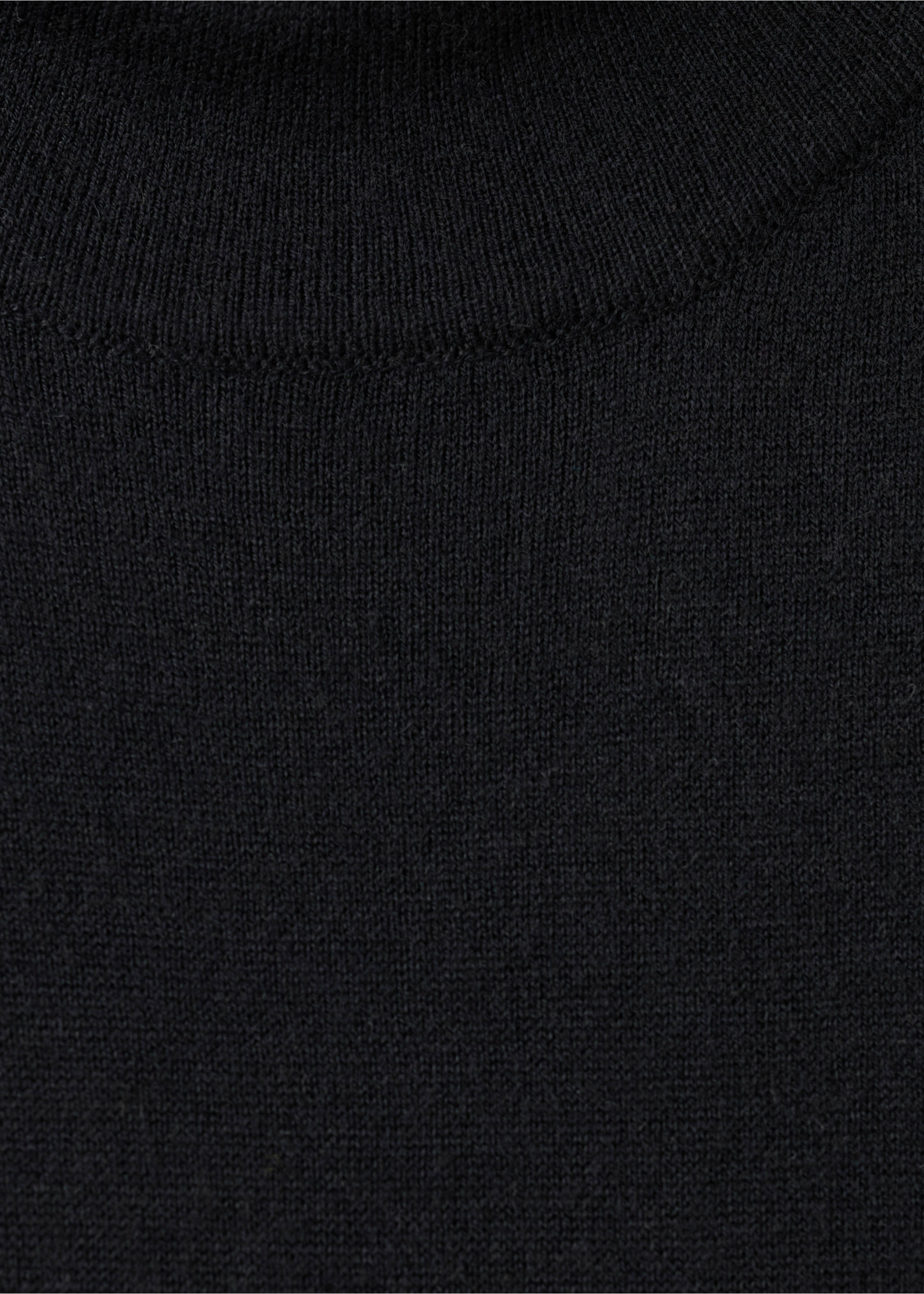 Strickkleid mit Stehkragen und Brosche - Detail des Artikels 0, Schwarz. Ref: 27051266-00.