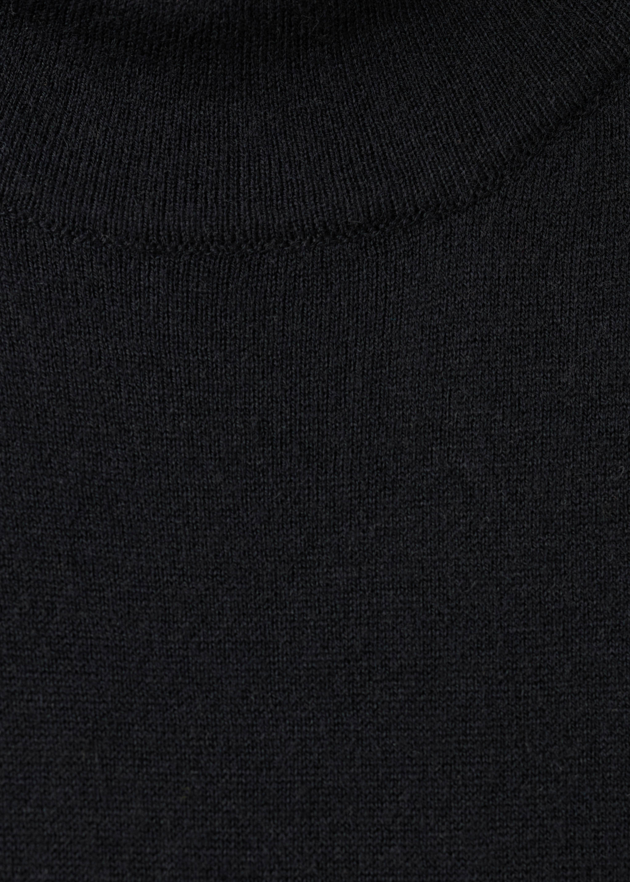 Strickkleid mit Stehkragen und Brosche - Detail des Artikels 0