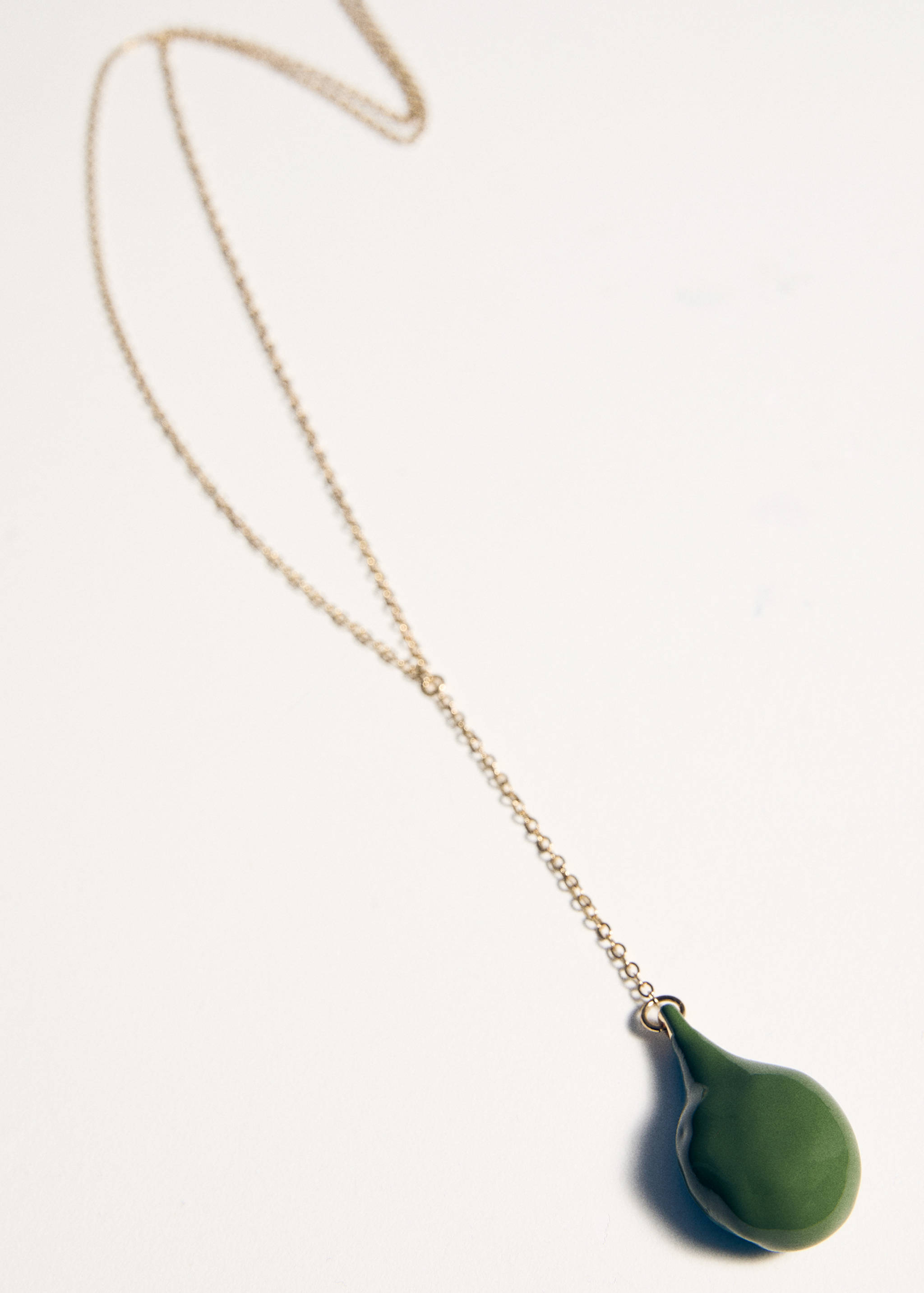 Gold-coloured chain necklace with a glossy dark green teardrop pendant.