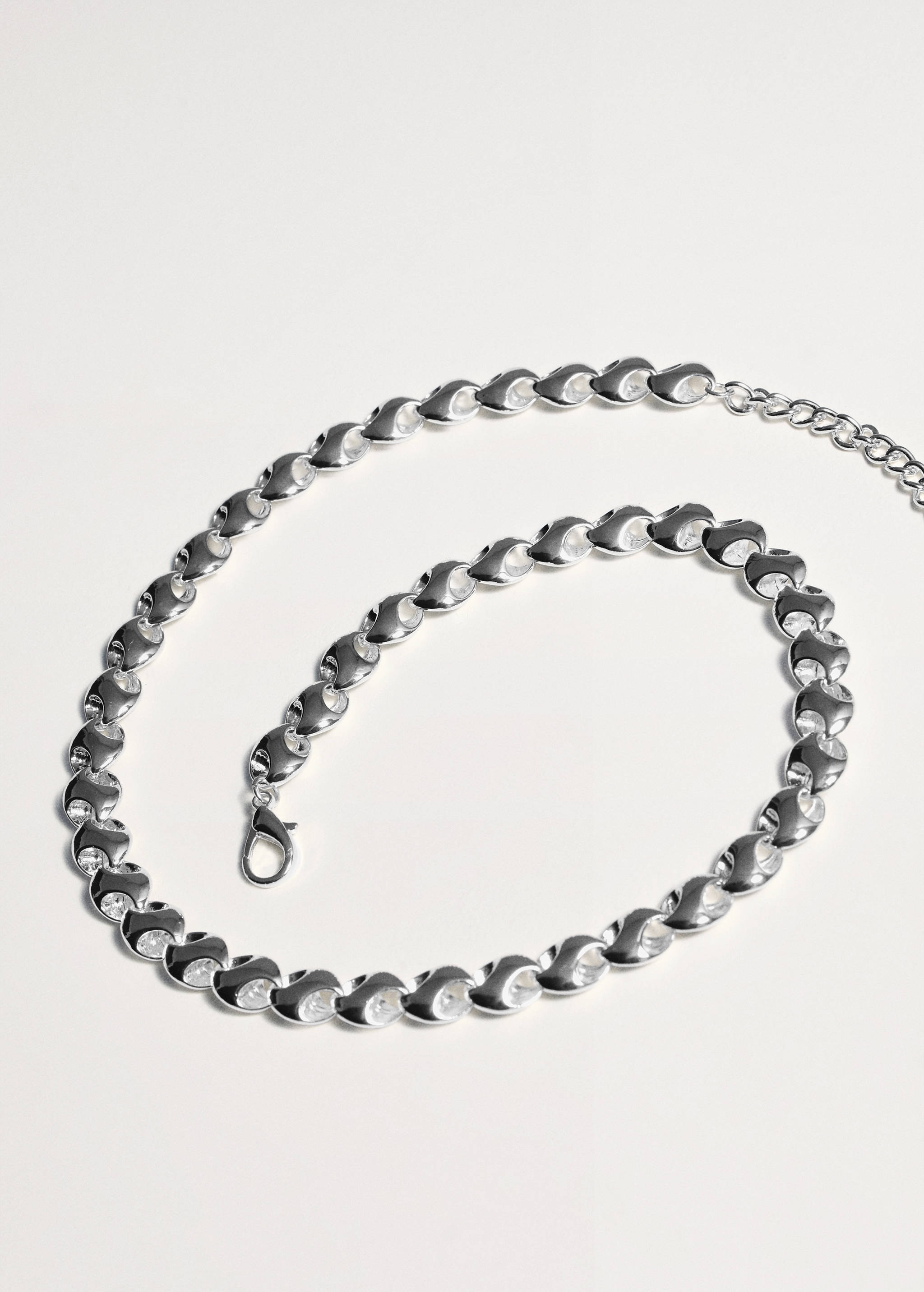 Silver metallic collar necklace with interlocking polished curved links and a lobster clasp.