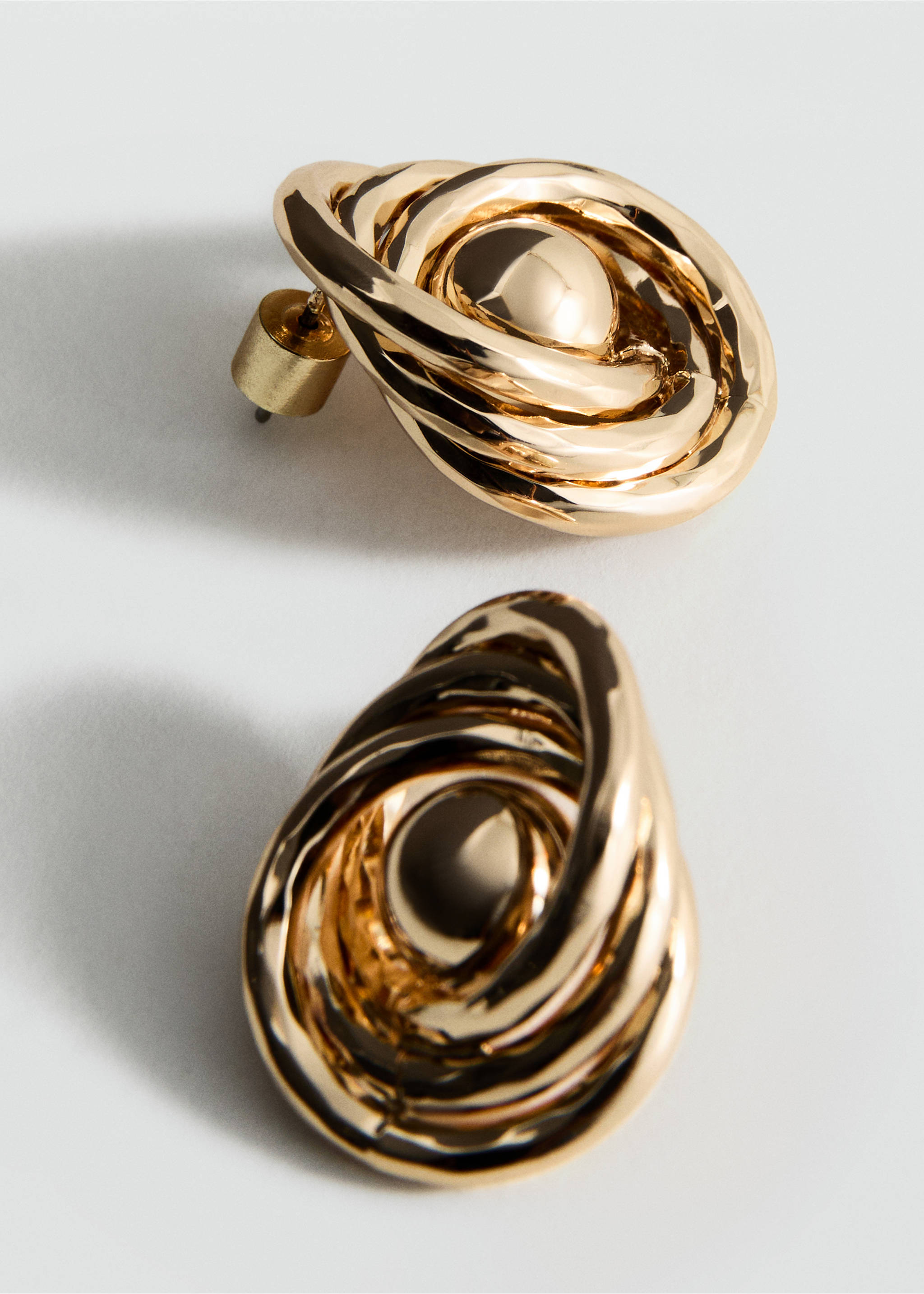 Gold-coloured sculptural swirl earrings with a polished finish., Gold. Ref: 27052925-00.
