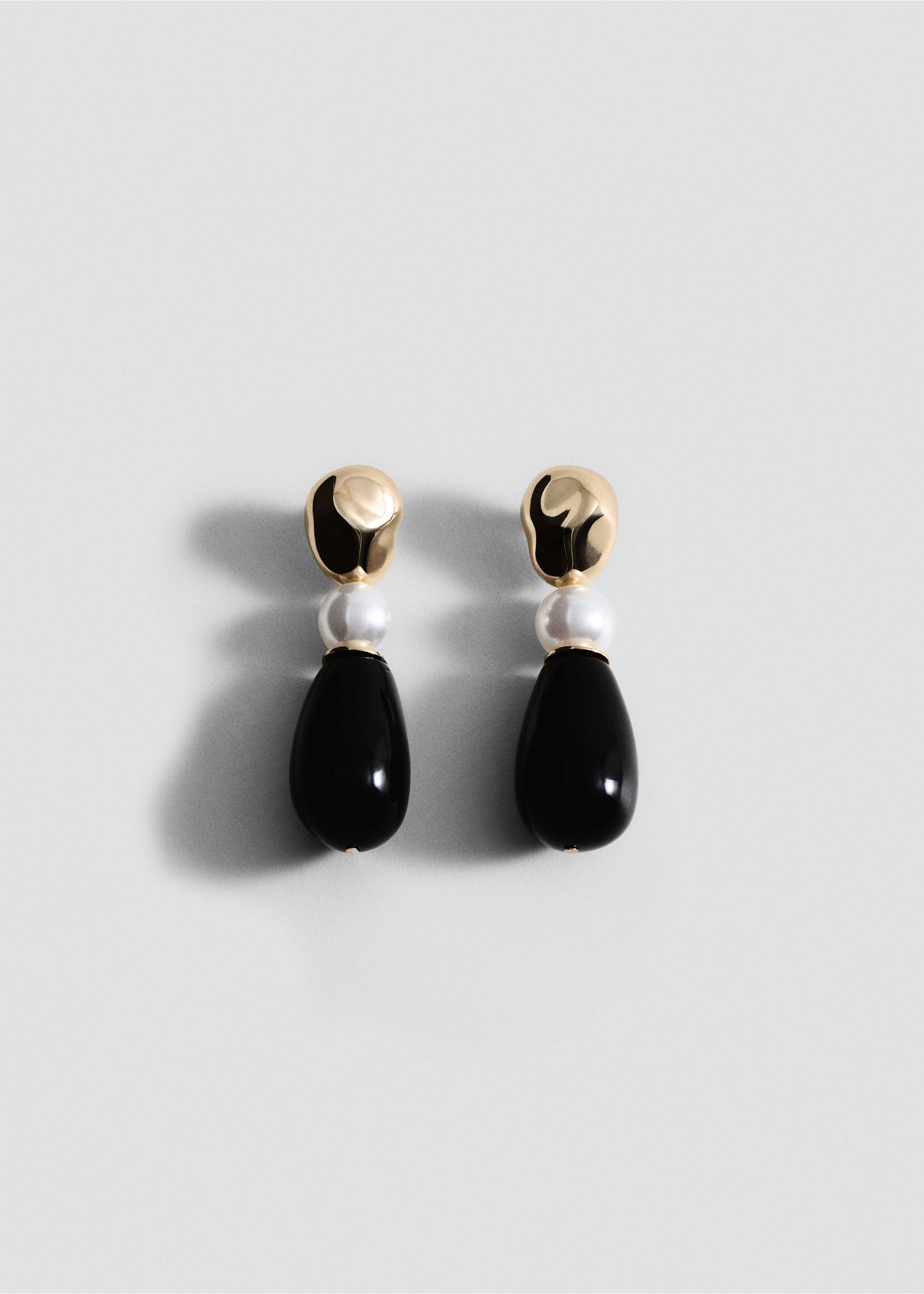 Gold, pearl and black teardrop drop earrings., Gold. Ref: 27052928-00.