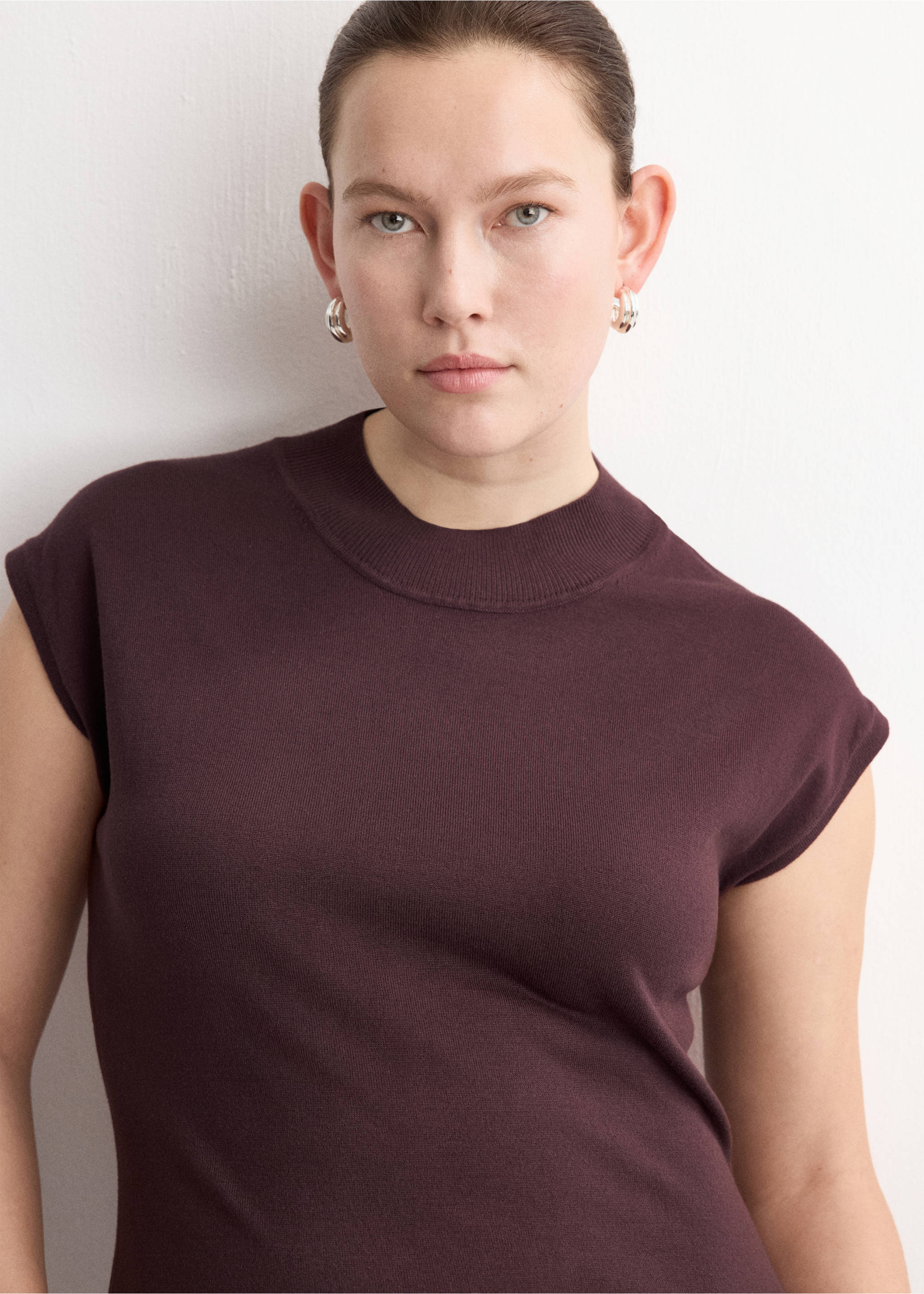 Plus-size model in a dark maroon sleeveless dress with a ribbed round neck., Chocolate. Ref: 27054084-00.
