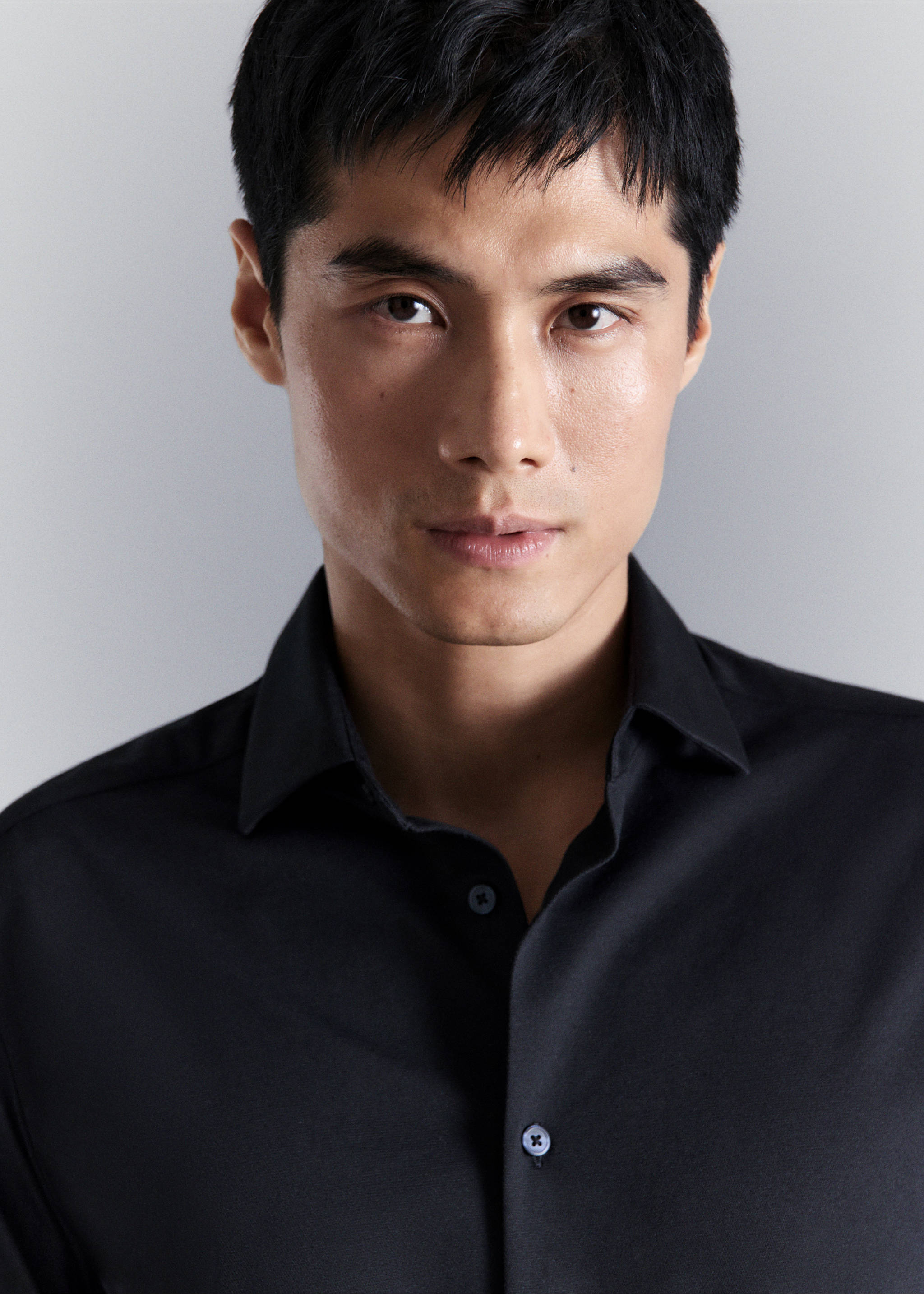 Close-up of a male model wearing a black shirt., Navy. Ref: 27054422-00.