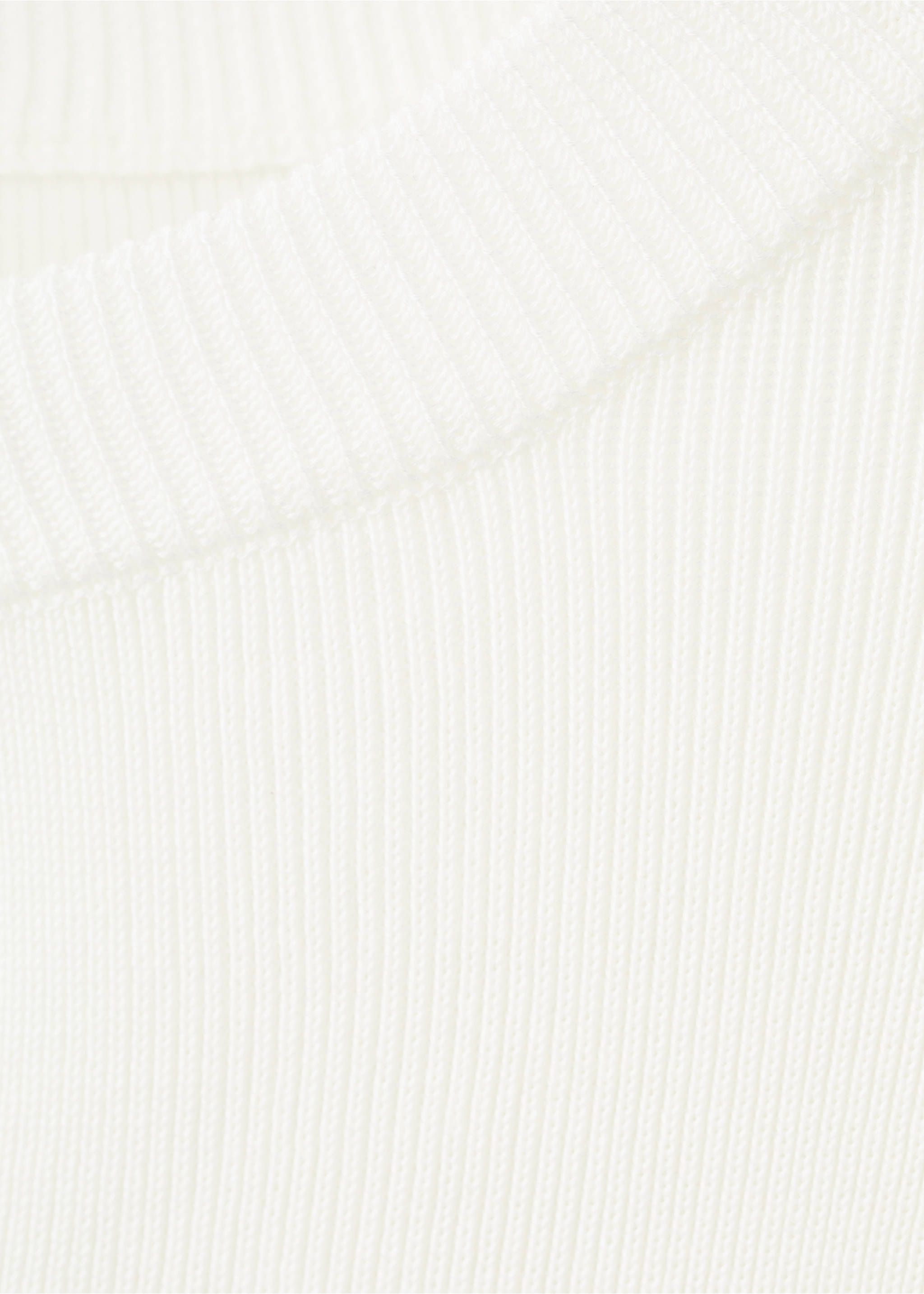 Close-up of the white ribbed knit texture on a cardigan., Ecru. Ref: 27055822-00.