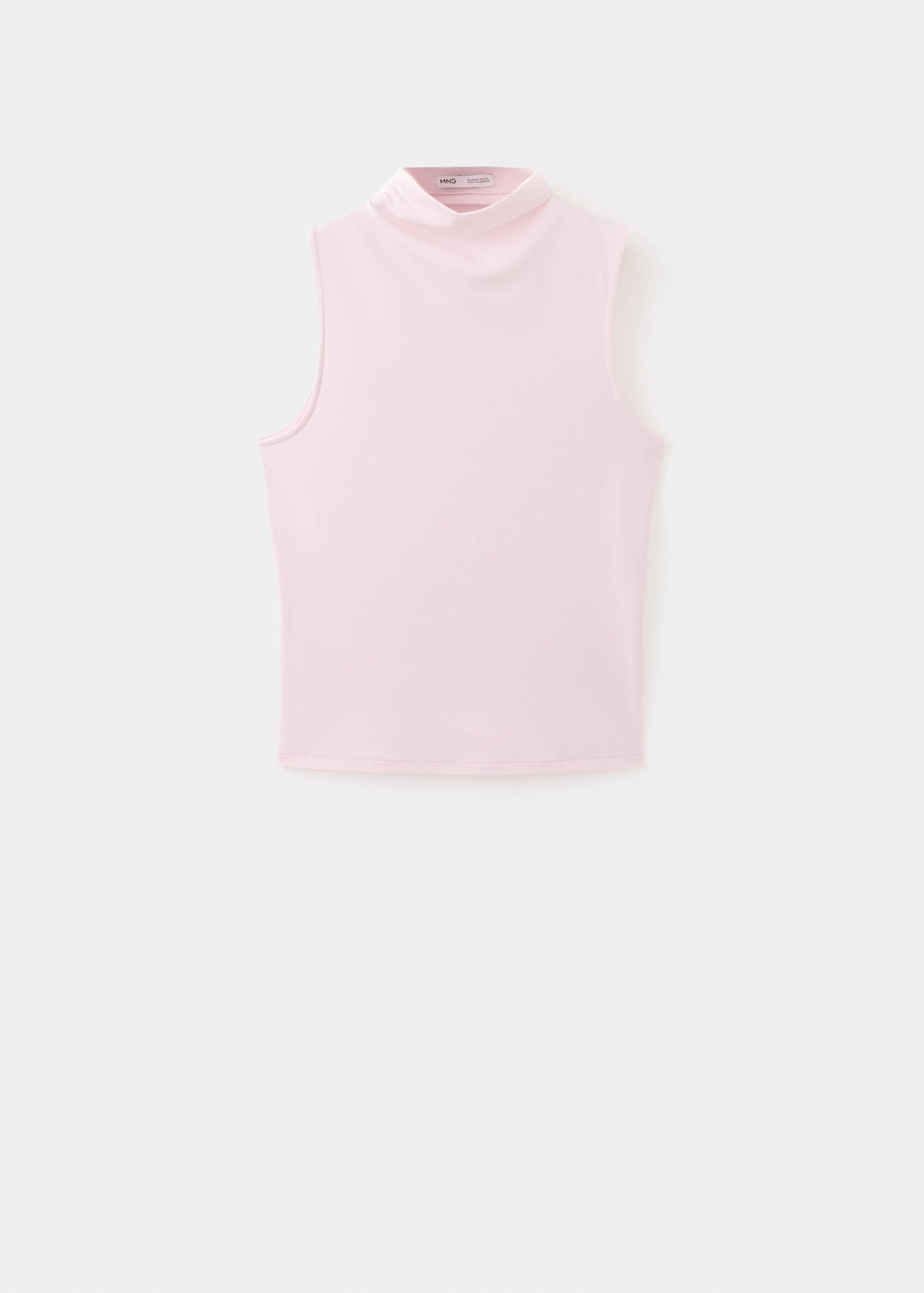 Top sin mangas de color rosa con cuello cisne alto.