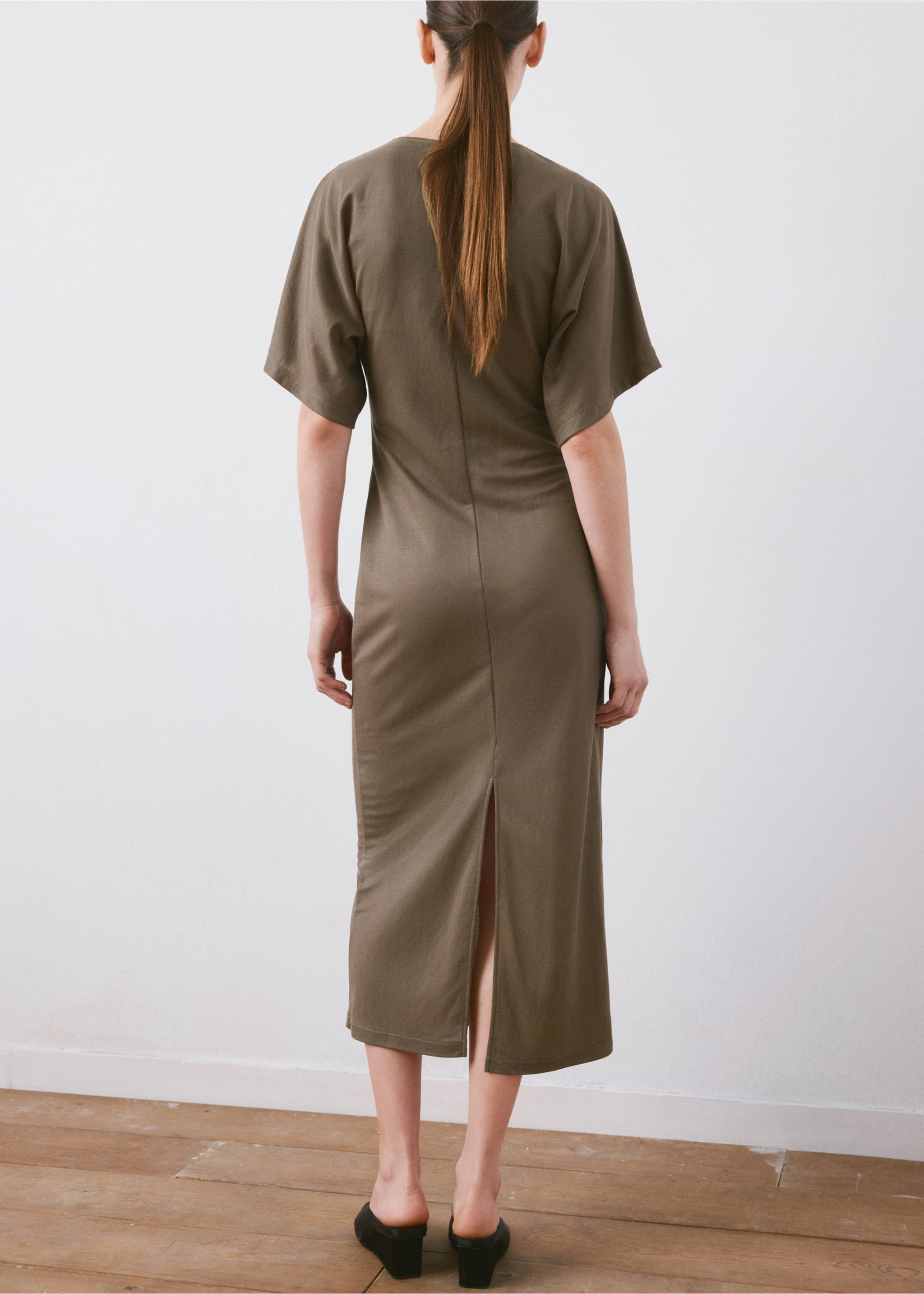 Khaki-green midi dress with short sleeves and a back slit, shown from the back., Light/Pastel Brown. Ref: 27055827-00.