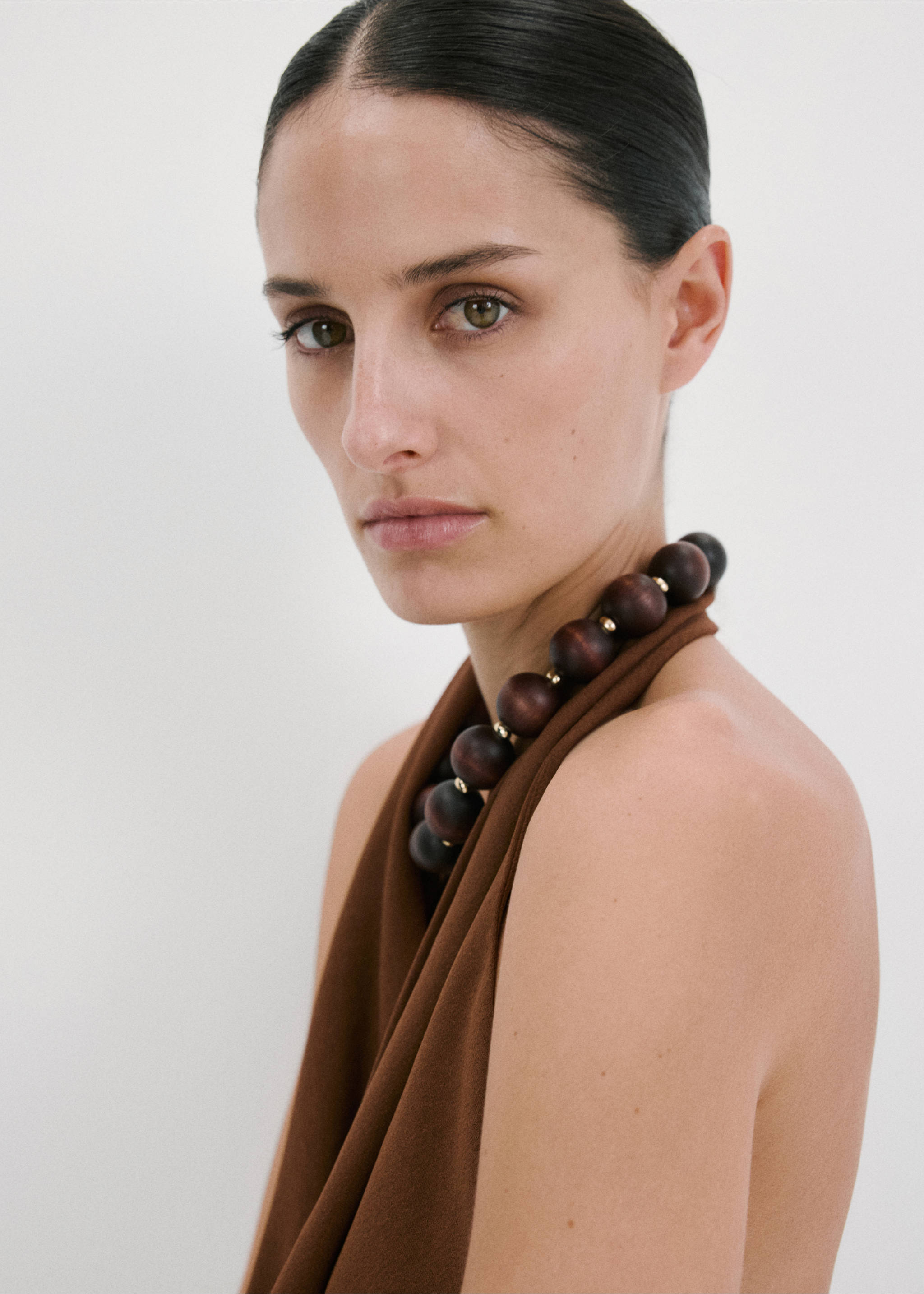 Brown collar necklace featuring large dark wooden beads with gold spacers., Brown. Ref: 27055987-00.