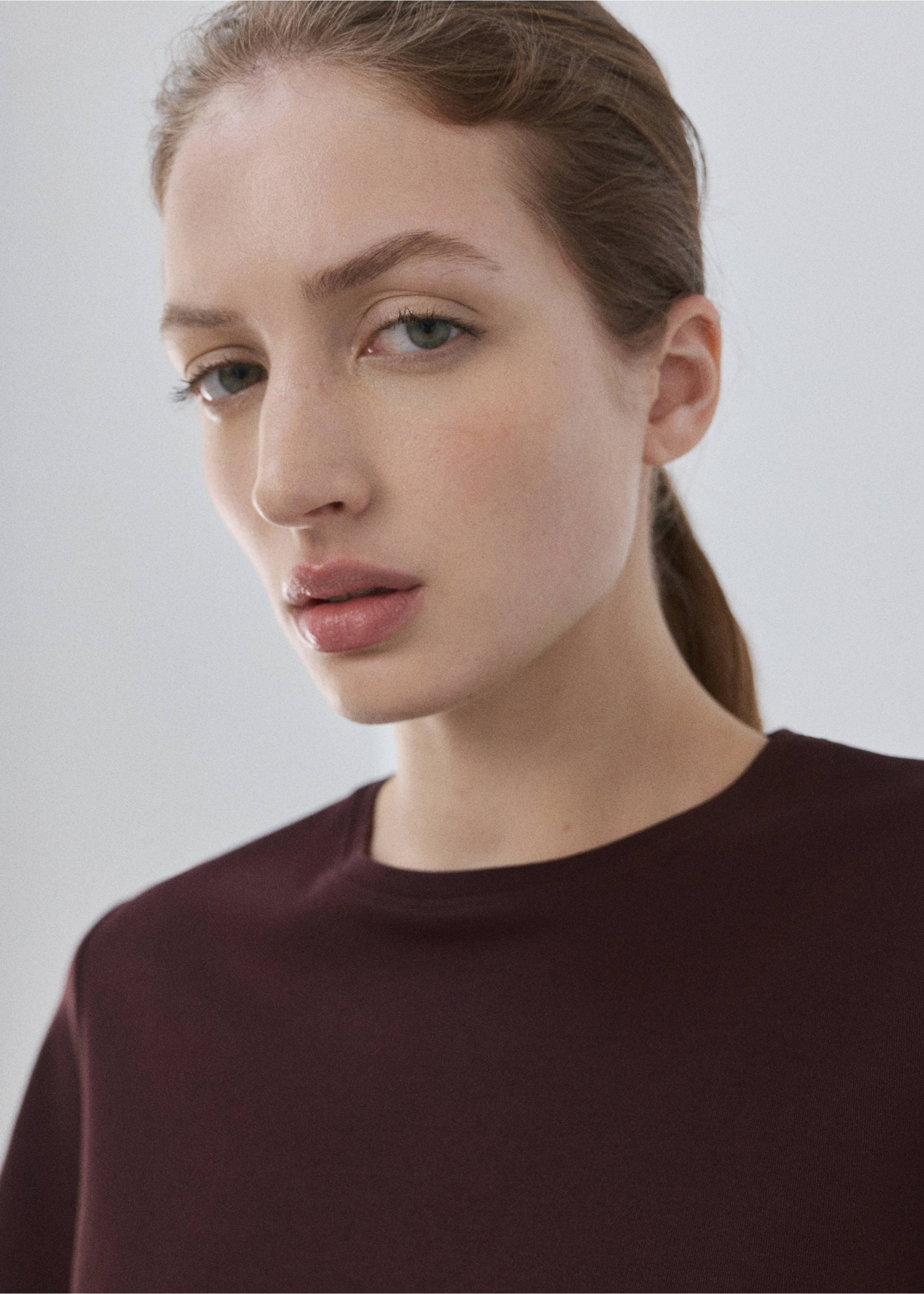 Short-sleeved cotton t-shirt - Details of the article 1, Burgundy. Ref: 27063312-00.