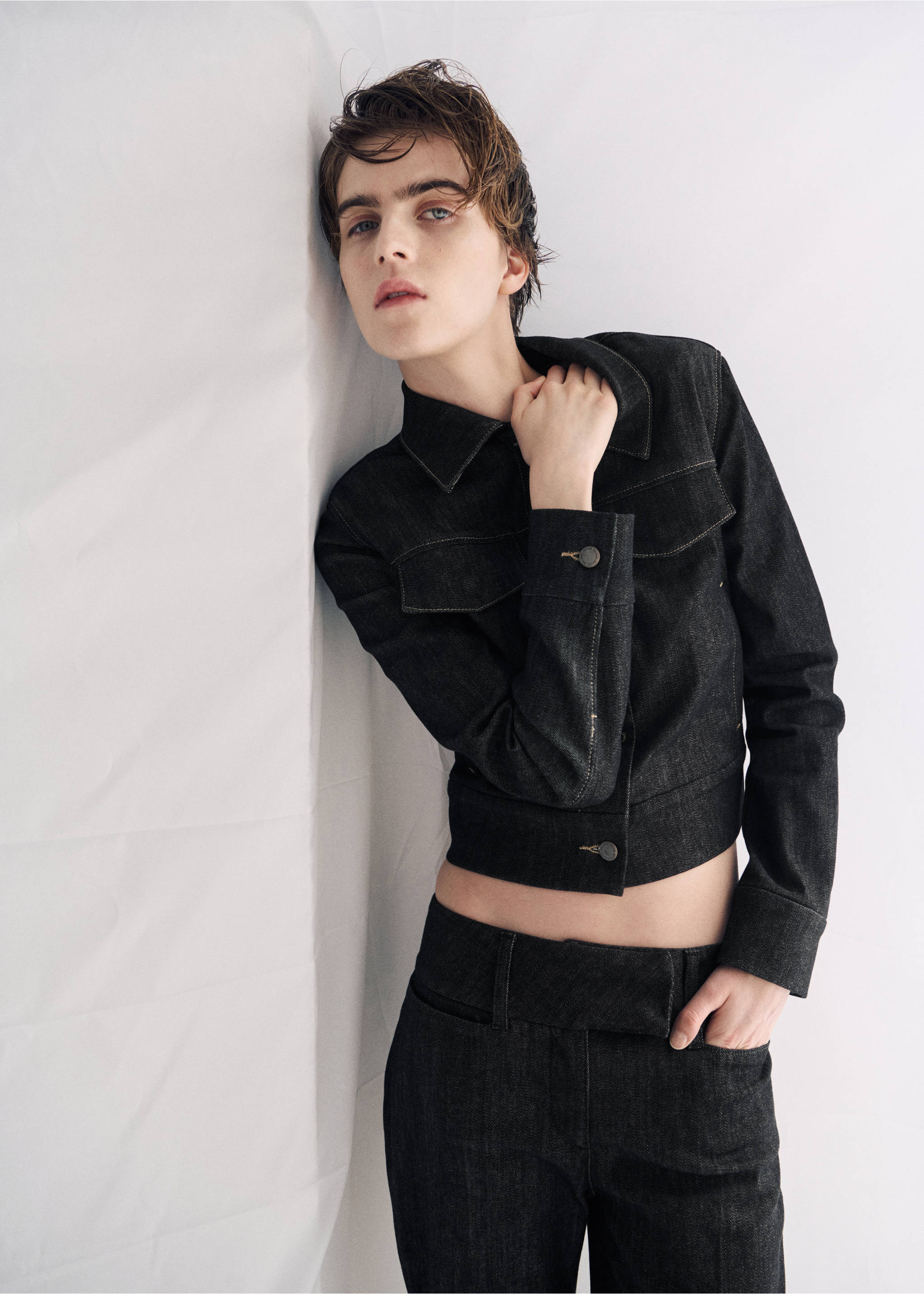 Dark denim jacket featuring a pointed collar, buttoned cuffs, and flap pockets., Black. Ref: 27063329-00.