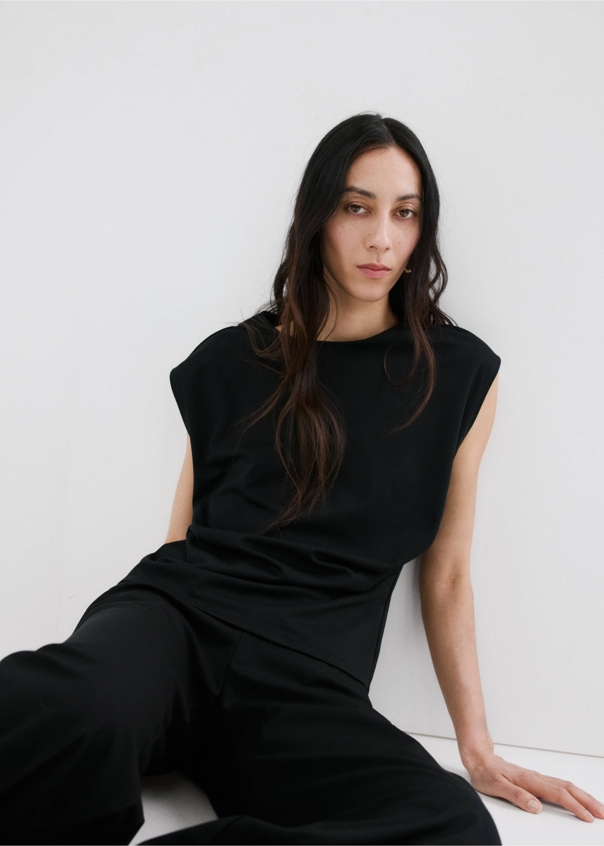 T-shirt with gathered details - Details of the article 2, Black. Ref: 27065835-00.