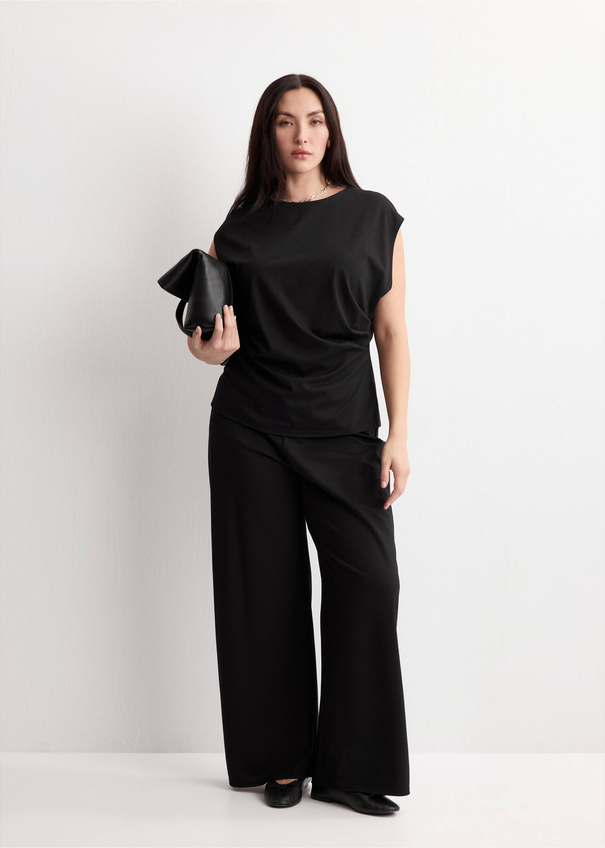 T-shirt with gathered details - Details of the article 6, Black. Ref: 27065835-00.