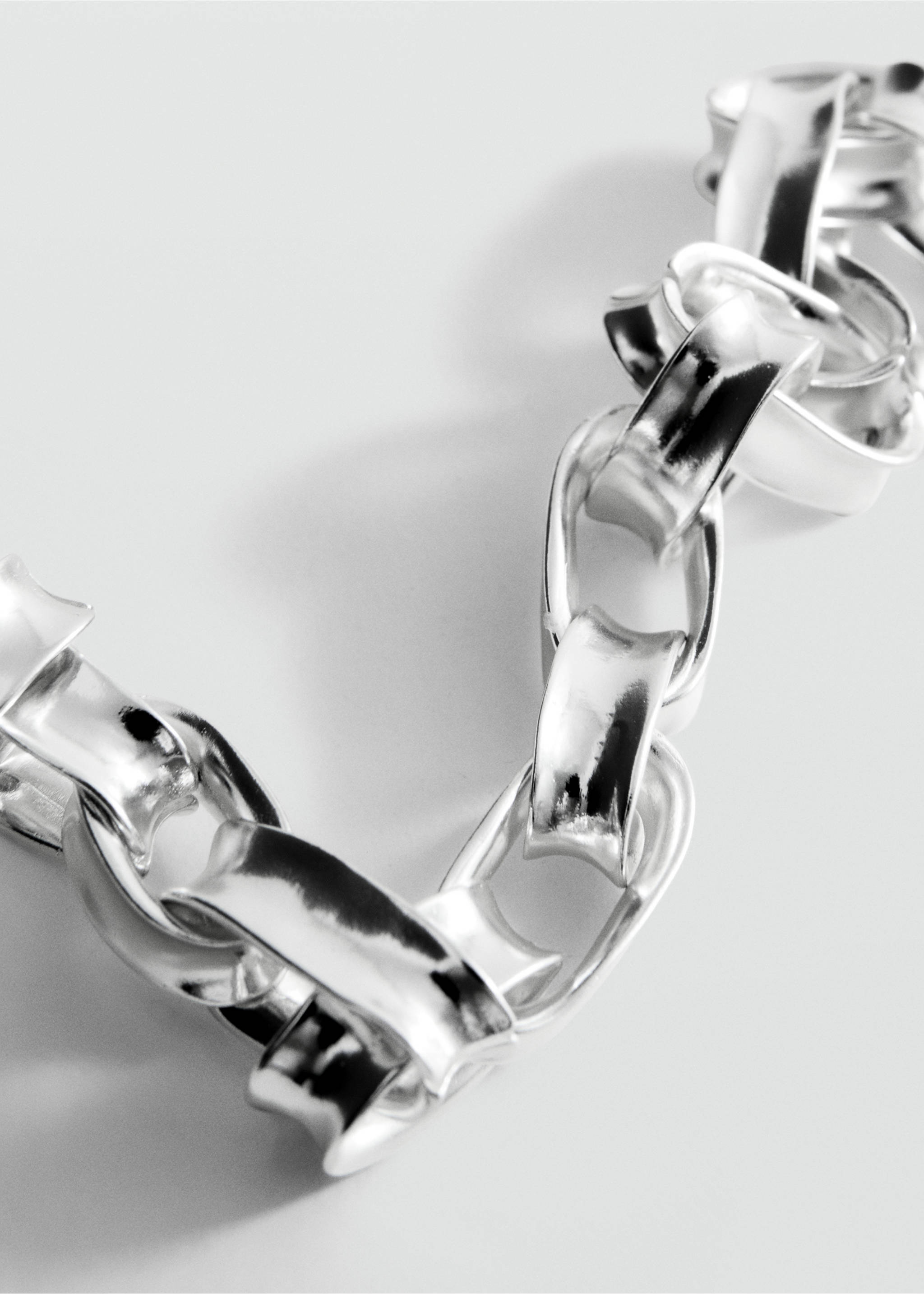 Chunky silver-tone metal collar necklace with thick polished links., Silver. Ref: 27067797-00.