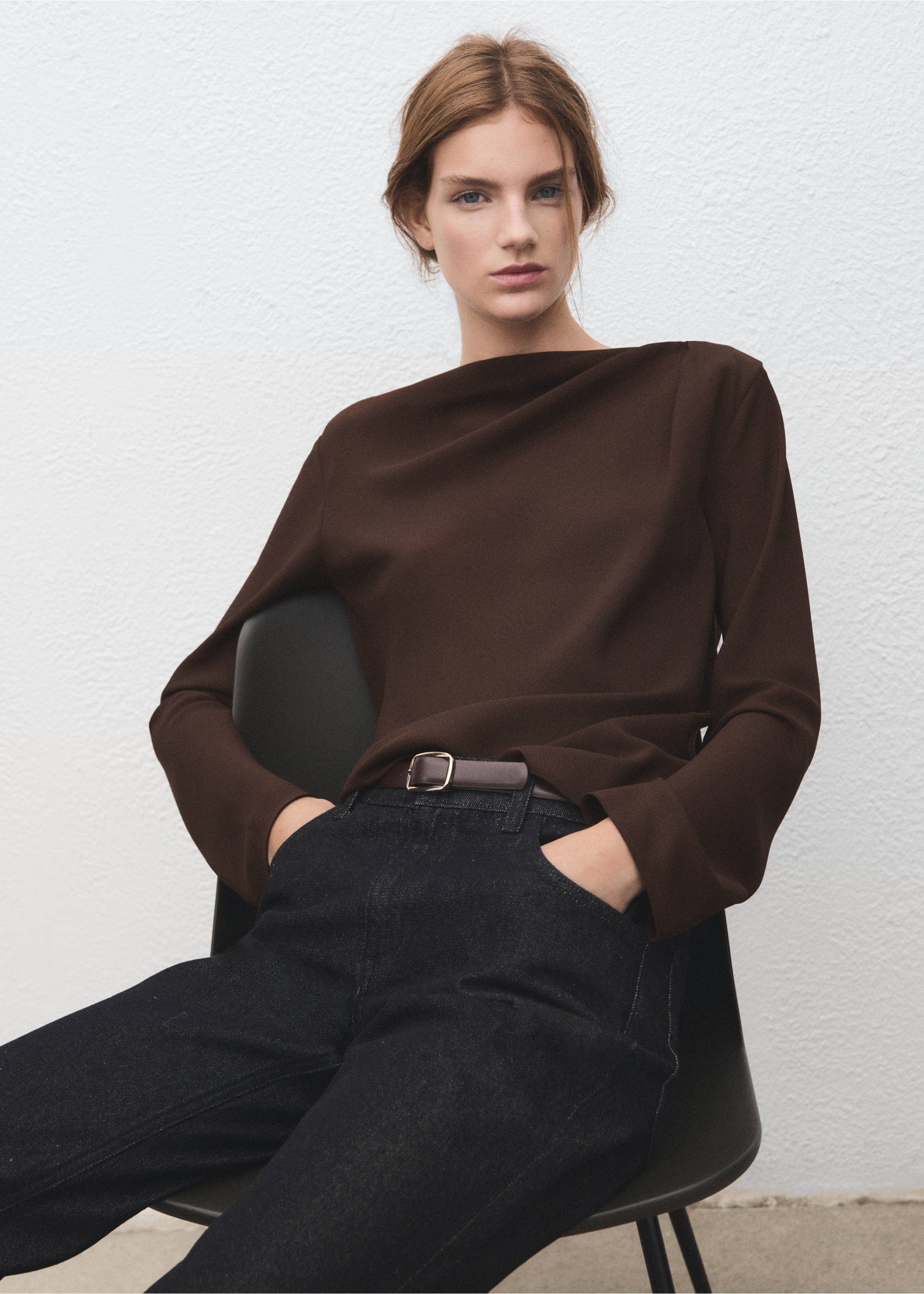Blouse col bateau drapé - Plan moyen, Marron. Ref: 27071247-00.