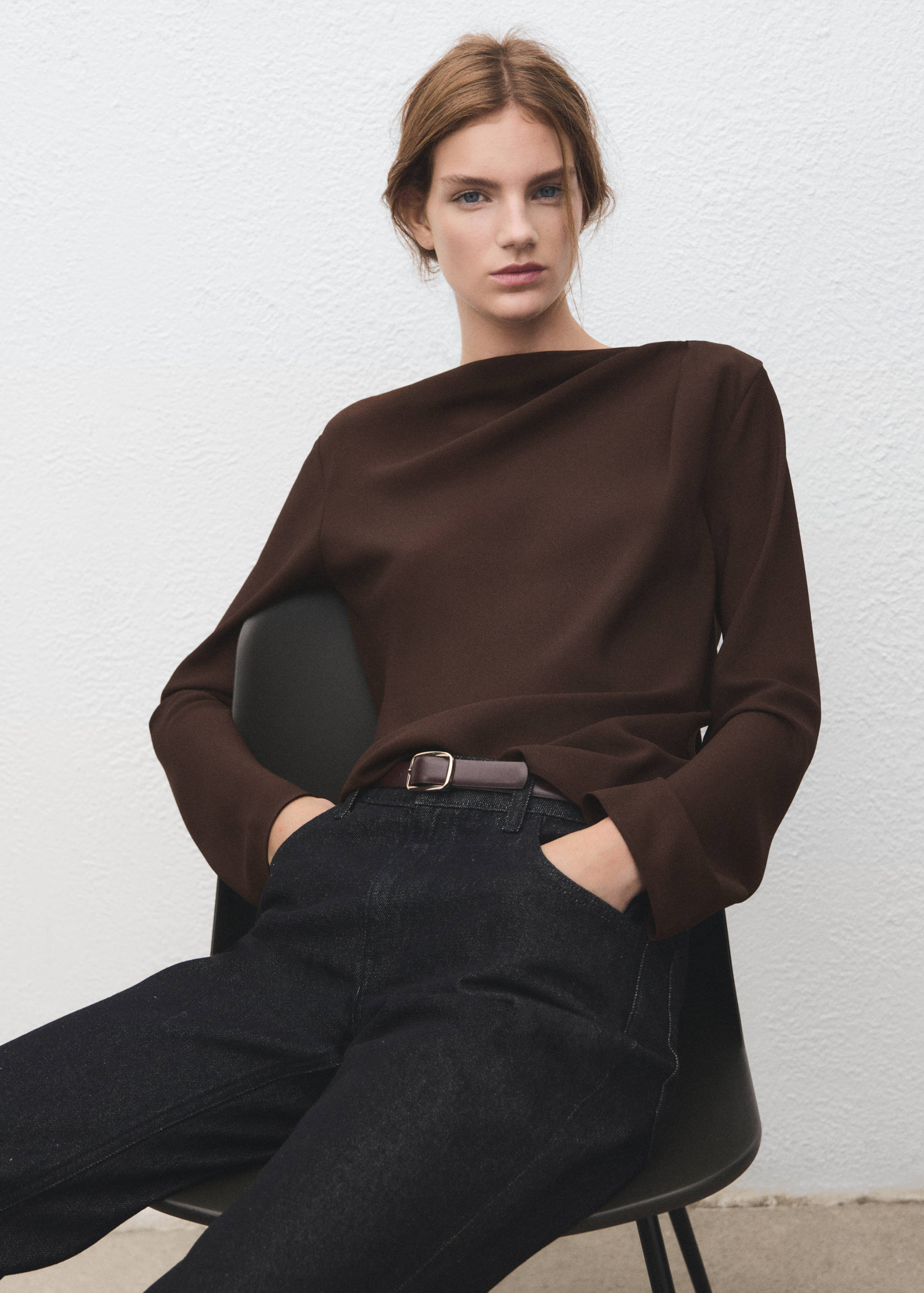 Blouse col bateau drapé - Plan moyen