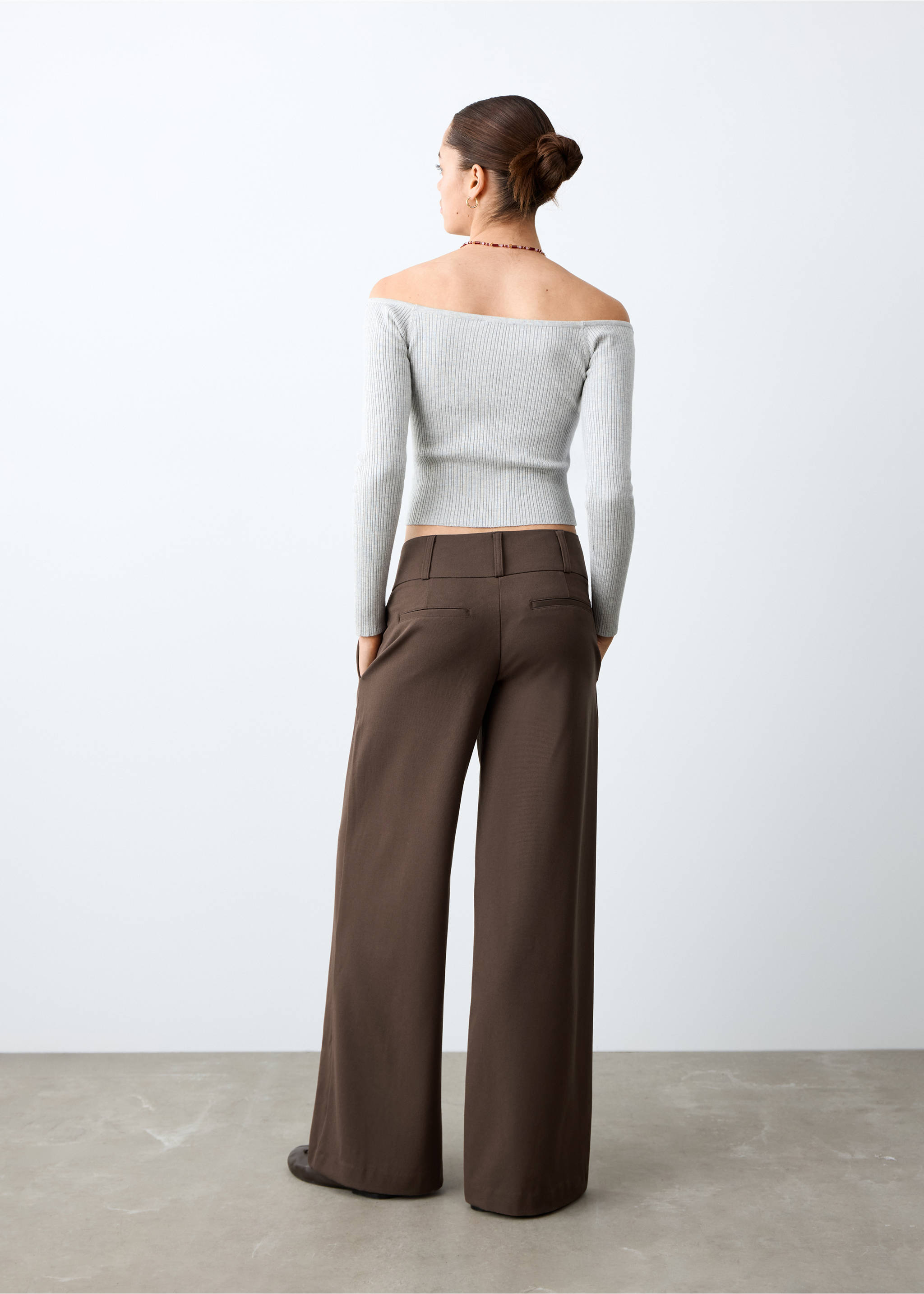 Dark brown wide-leg trousers viewed from the back, featuring a wide waistband and belt loops., Brown. Ref: 27071539-00.
