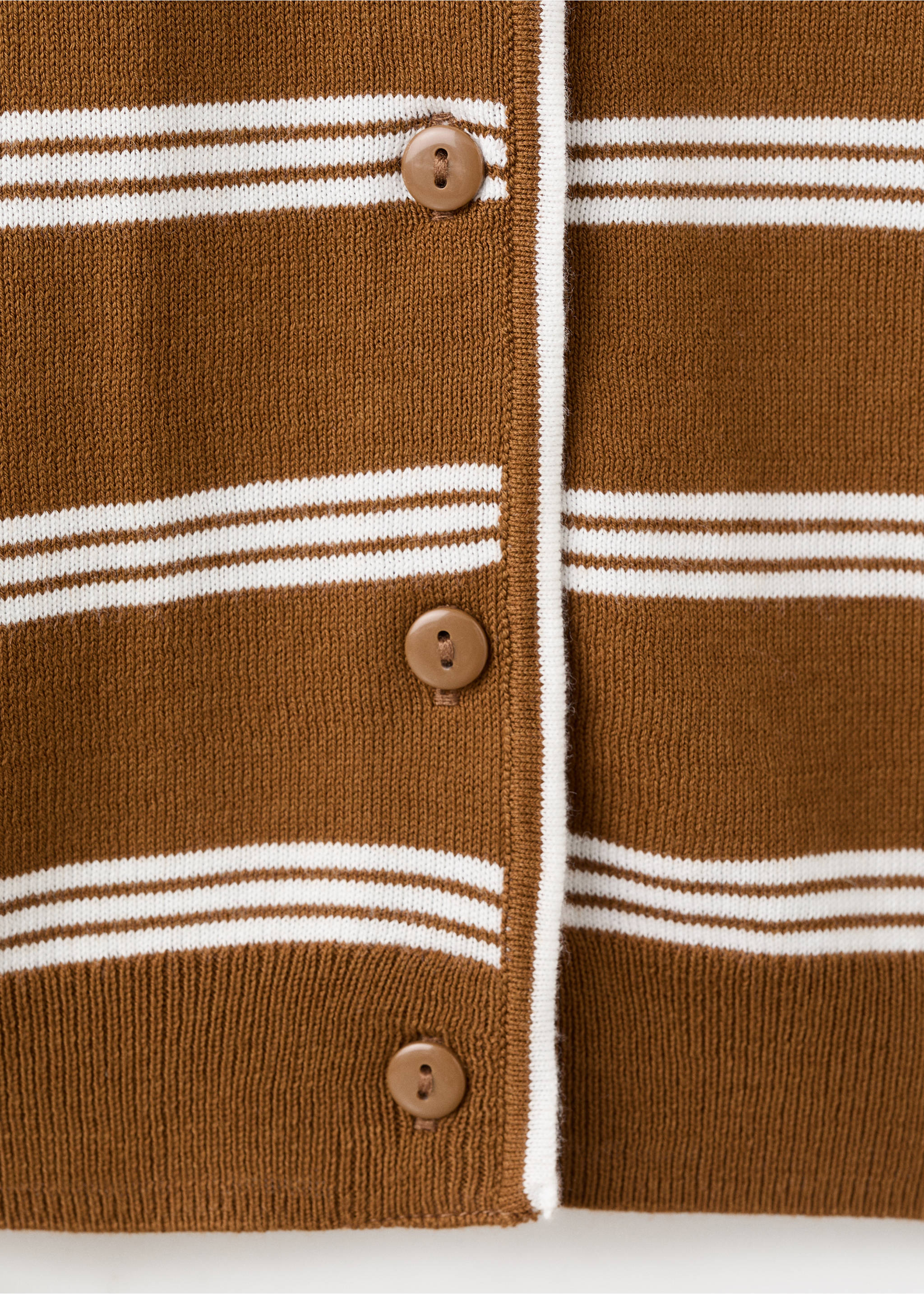 Cardigan mit Hemdkragen - Detail des Artikels 0, Karamell. Ref: 27074773-00.