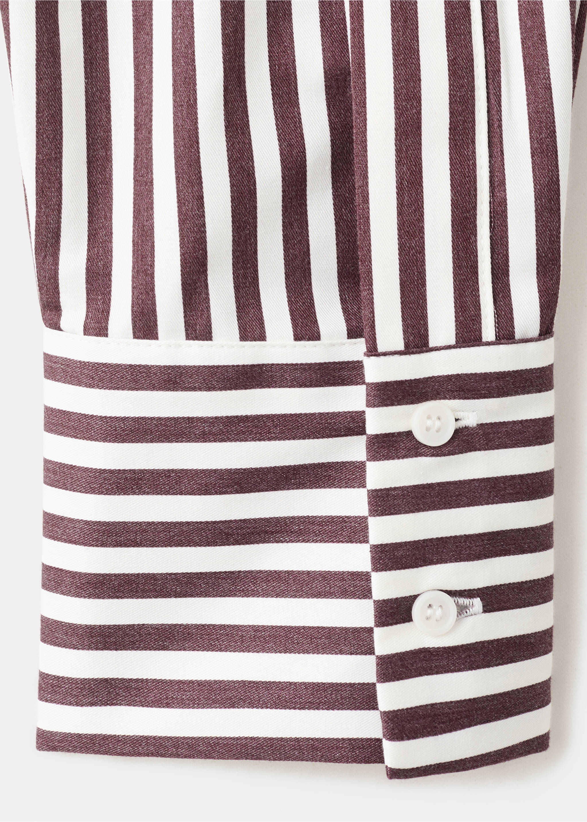Close-up of the striped shirt cuff with horizontal stripes and two buttons., Ecru. Ref: 27075821-00.