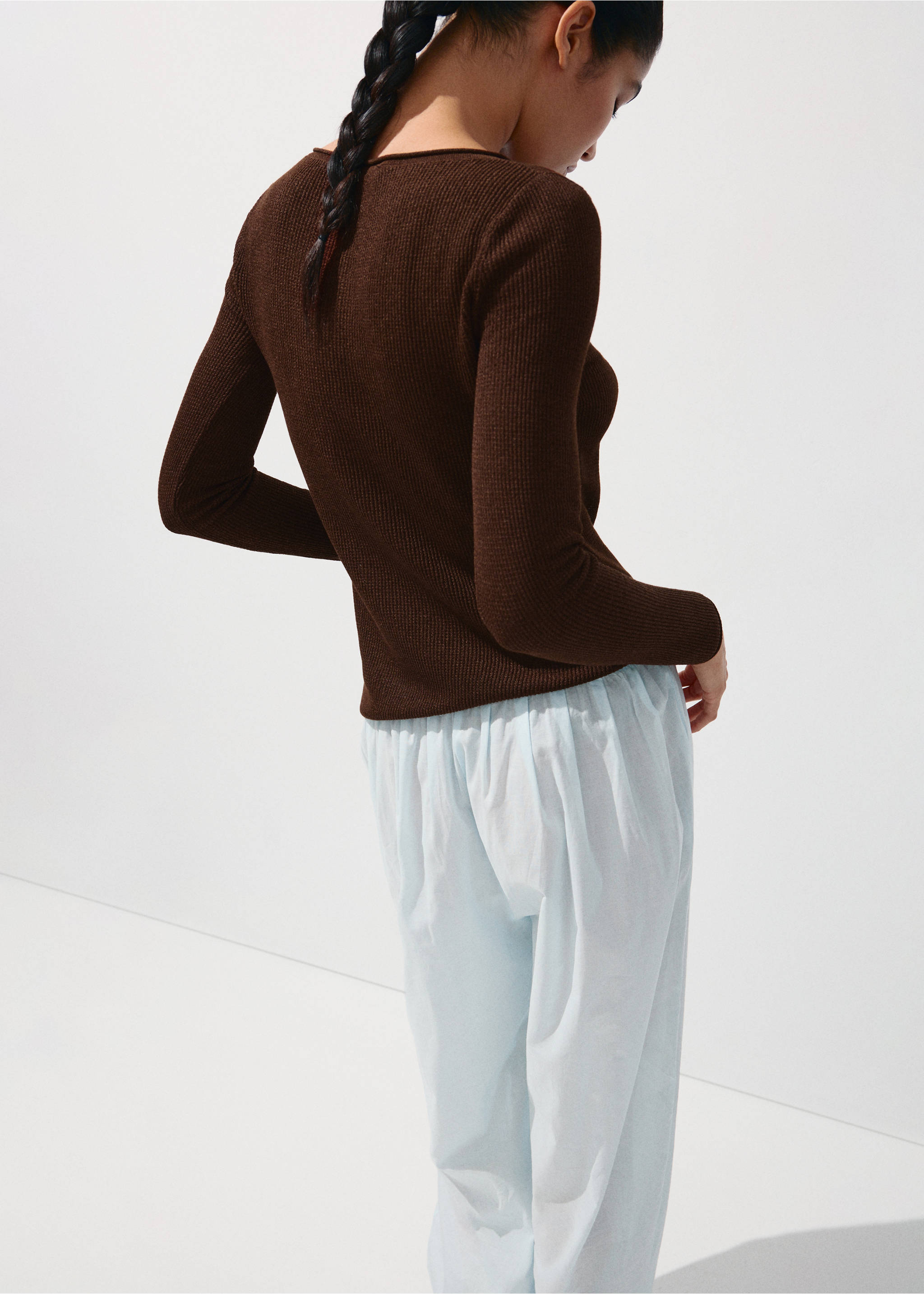 Fine-knit sweater - Reverse of the article, Chocolate. Ref: 27077137-00.