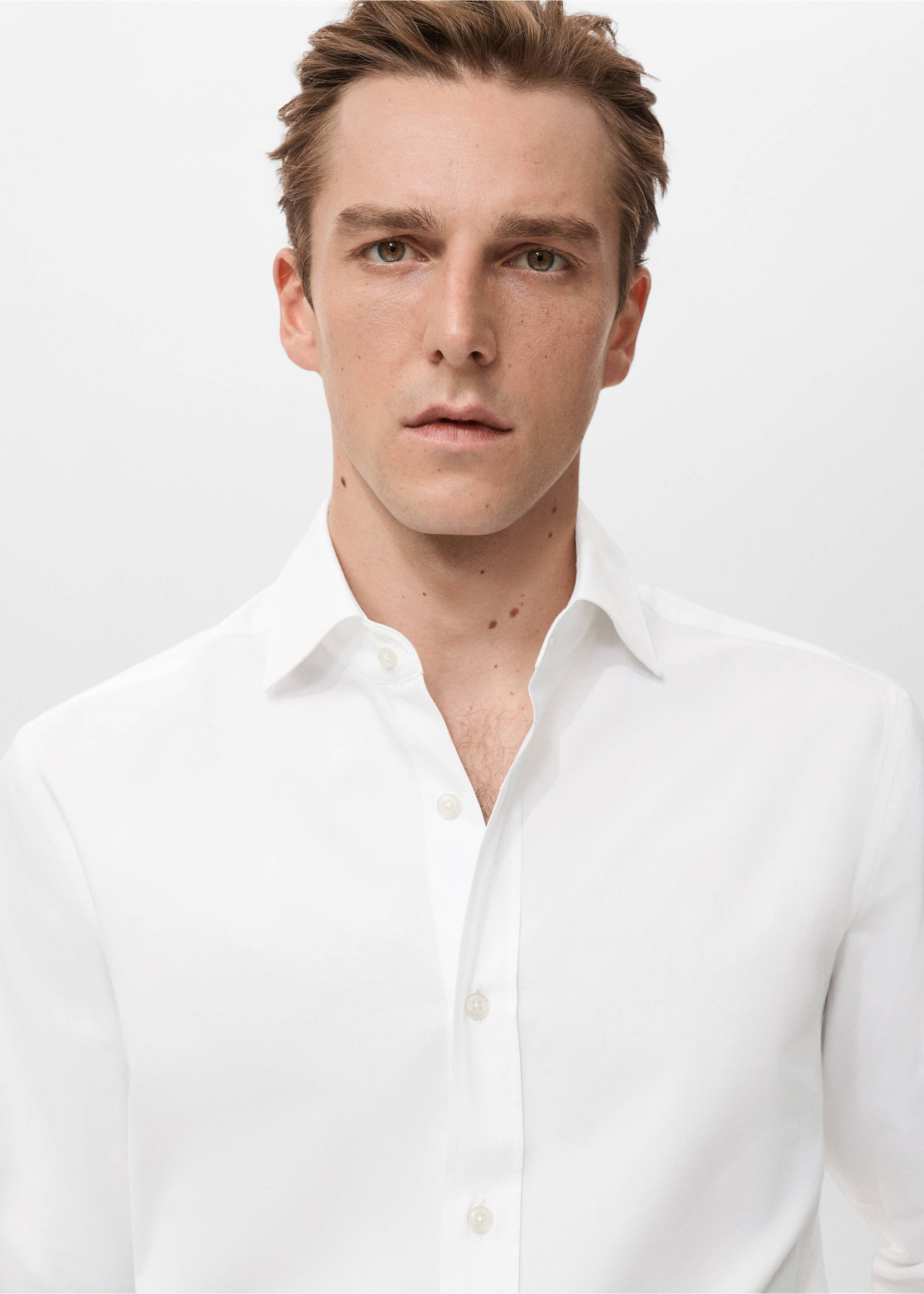 Close-up of a white shirt with a classic collar., White. Ref: 27081310-00.