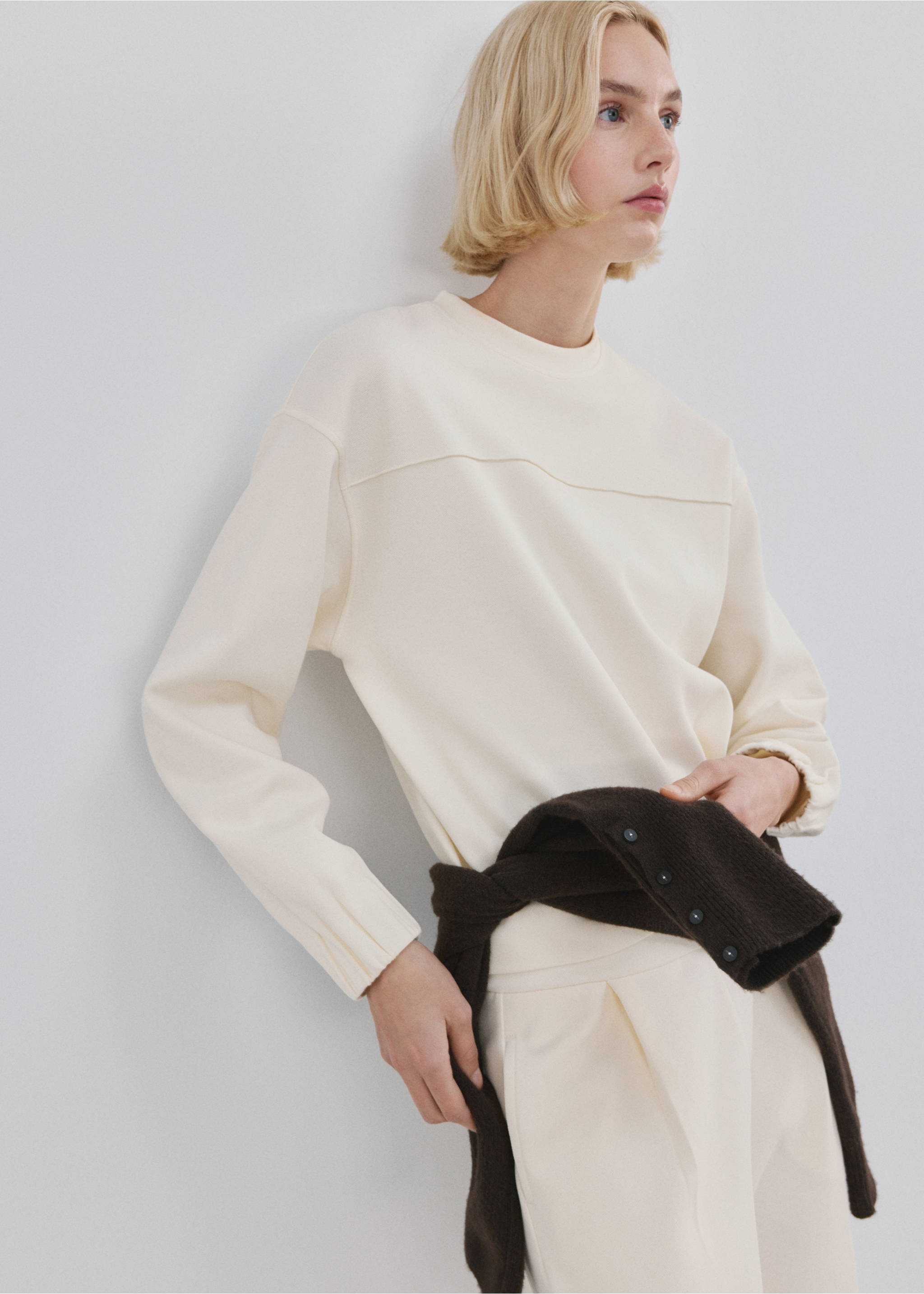 Cream sweatshirt with round neck, drop shoulders, and gathered cuffs., Ecru. Ref: 27083315-00.